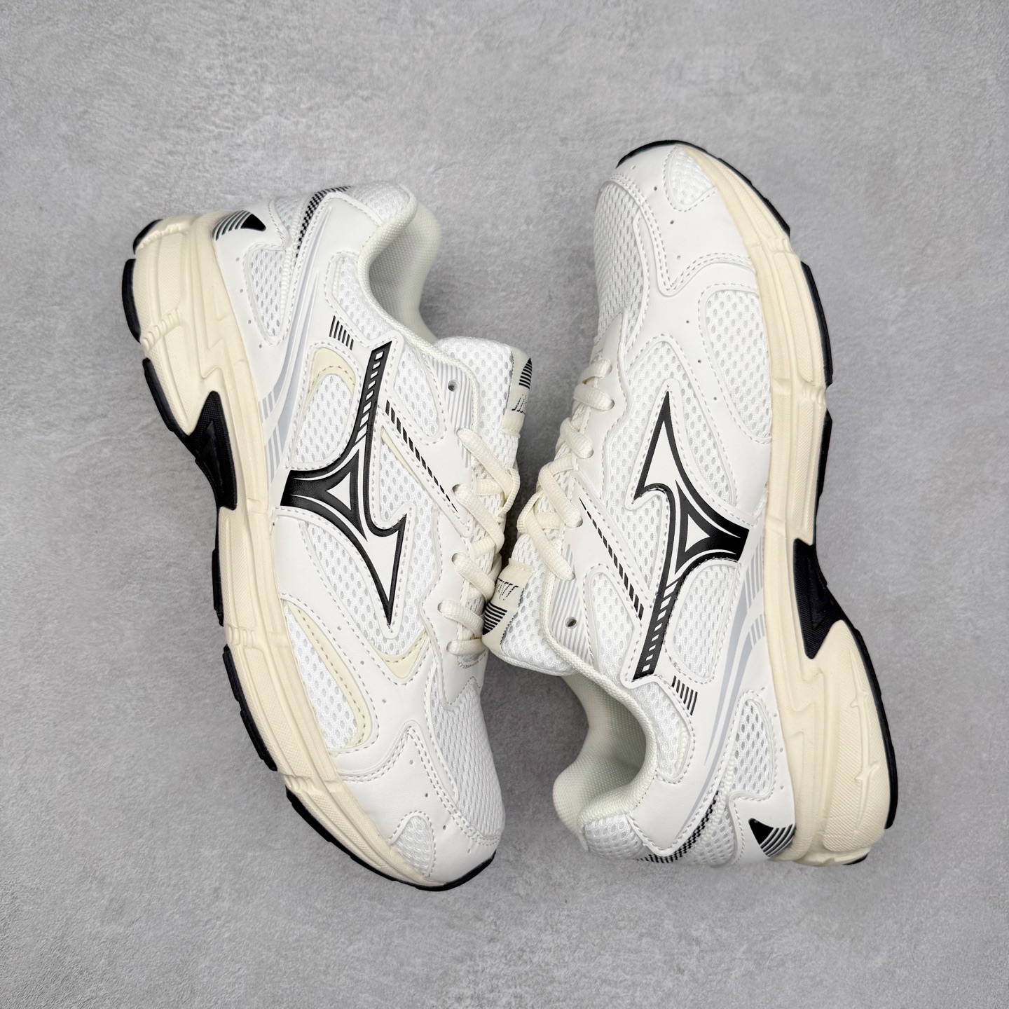 图片[3]-Mizuno Speed 2K 美津浓复古厚底织物合成革防滑耐磨透气低帮休闲跑步鞋 美津浓（Mizuno）是日本美津浓株式会社于1906年创立的运动品牌，经过一个多世纪的不断努力现已成为世界著名的运动器具、服装和鞋类生产商。美津浓力求服务于各类运动项目，并竭力使运动生活更加愉快和振奋。产品种类齐全，覆盖几乎全部主要运动项目，达到30万多个品类。尺码：36 36.5 37.5 38 38.5 39 40 40.5 41 42 42.5 43 44 44.5 45-选品中心