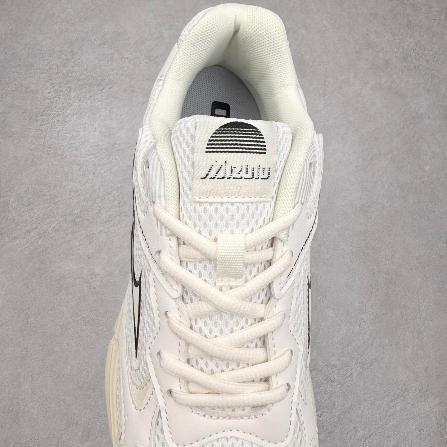 图片[5]-Mizuno Speed 2K 美津浓复古厚底织物合成革防滑耐磨透气低帮休闲跑步鞋 美津浓（Mizuno）是日本美津浓株式会社于1906年创立的运动品牌，经过一个多世纪的不断努力现已成为世界著名的运动器具、服装和鞋类生产商。美津浓力求服务于各类运动项目，并竭力使运动生活更加愉快和振奋。产品种类齐全，覆盖几乎全部主要运动项目，达到30万多个品类。尺码：36 36.5 37.5 38 38.5 39 40 40.5 41 42 42.5 43 44 44.5 45-选品中心