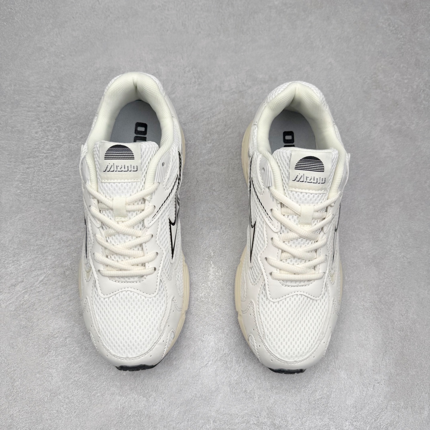 图片[2]-Mizuno Speed 2K 美津浓复古厚底织物合成革防滑耐磨透气低帮休闲跑步鞋 美津浓（Mizuno）是日本美津浓株式会社于1906年创立的运动品牌，经过一个多世纪的不断努力现已成为世界著名的运动器具、服装和鞋类生产商。美津浓力求服务于各类运动项目，并竭力使运动生活更加愉快和振奋。产品种类齐全，覆盖几乎全部主要运动项目，达到30万多个品类。尺码：36 36.5 37.5 38 38.5 39 40 40.5 41 42 42.5 43 44 44.5 45-选品中心