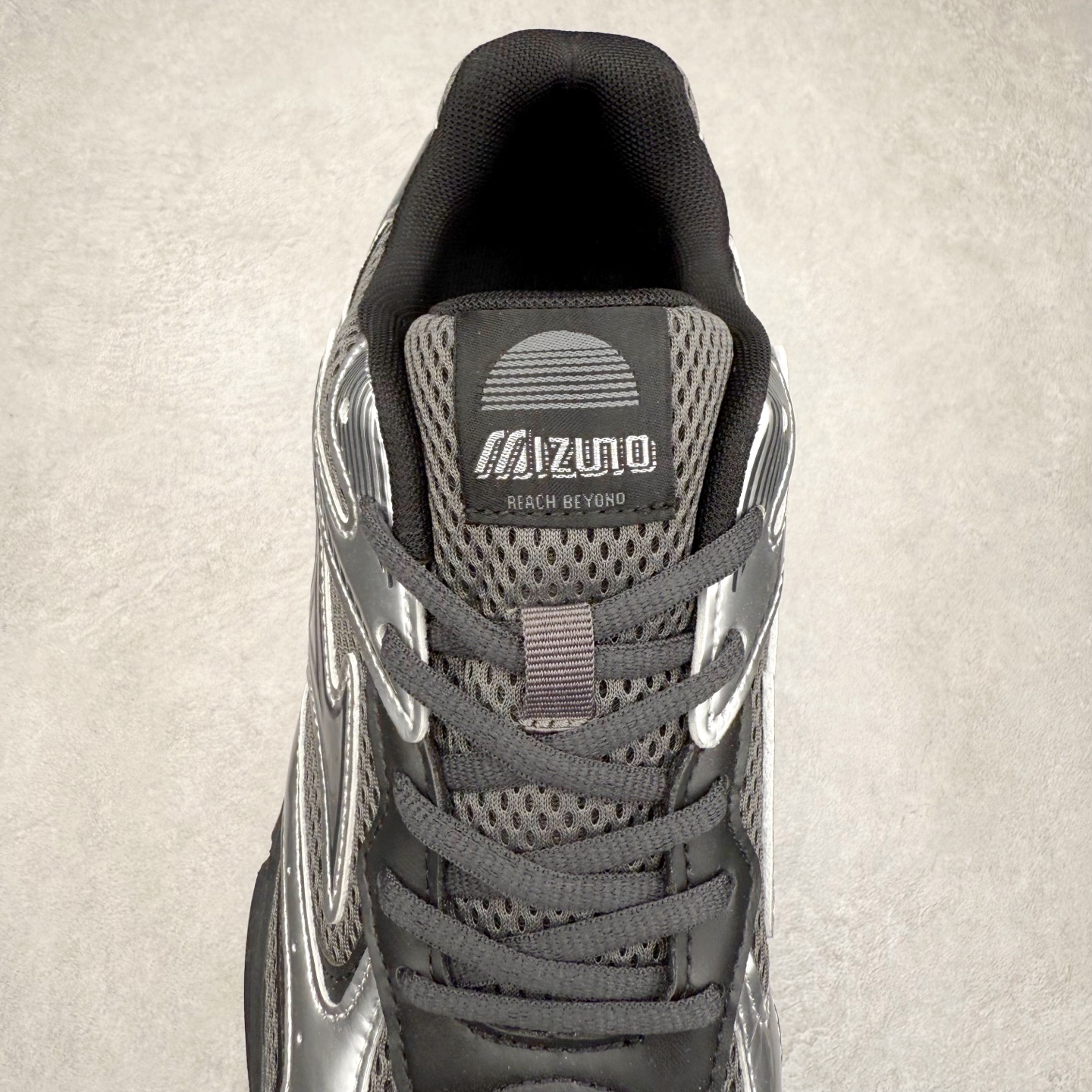 图片[5]-Mizuno Speed 2K 美津浓复古厚底织物合成革防滑耐磨透气低帮休闲跑步鞋 美津浓（Mizuno）是日本美津浓株式会社于1906年创立的运动品牌，经过一个多世纪的不断努力现已成为世界著名的运动器具、服装和鞋类生产商。美津浓力求服务于各类运动项目，并竭力使运动生活更加愉快和振奋。产品种类齐全，覆盖几乎全部主要运动项目，达到30万多个品类。尺码：36 36.5 37.5 38 38.5 39 40 40.5 41 42 42.5 43 44 44.5 45-选品中心