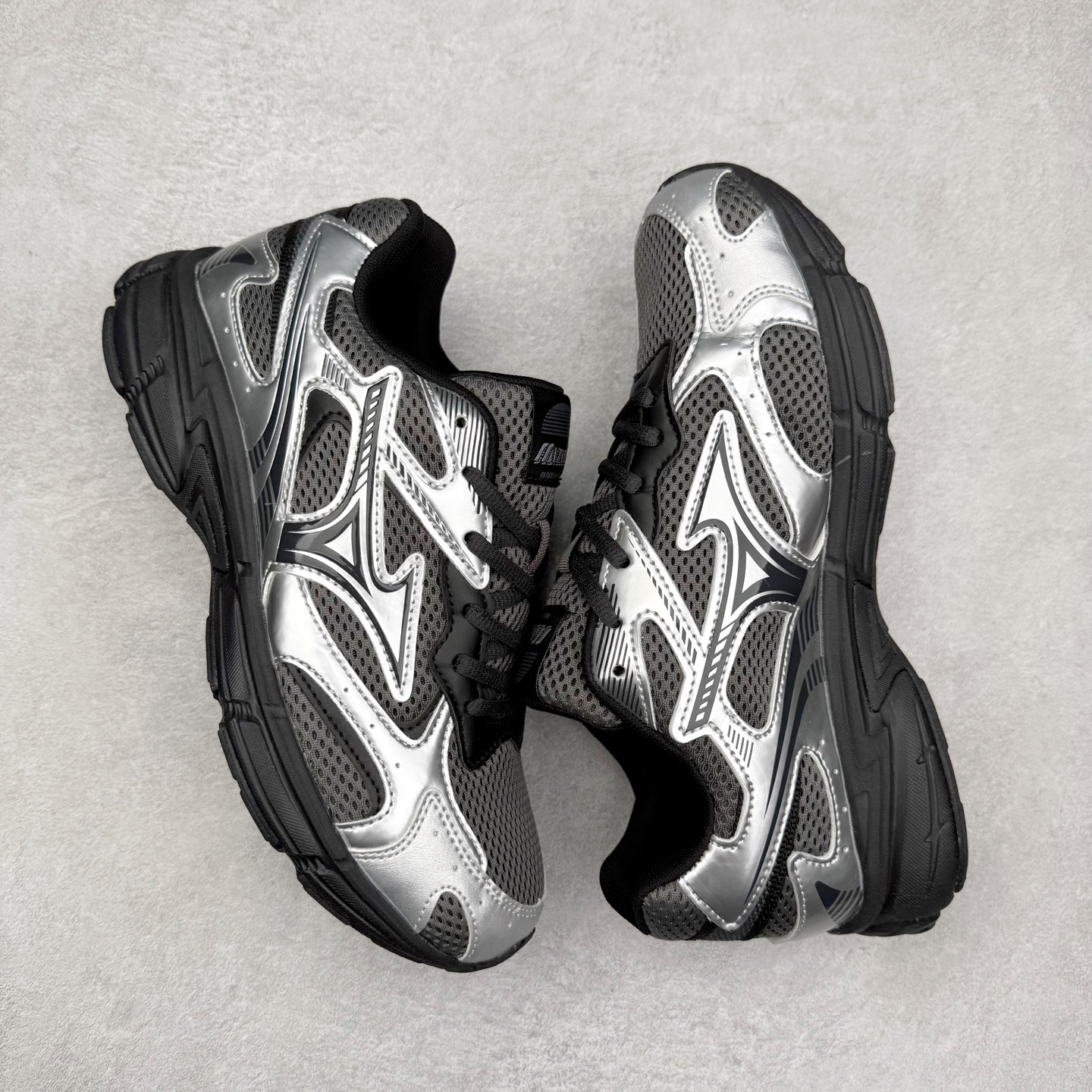 图片[3]-Mizuno Speed 2K 美津浓复古厚底织物合成革防滑耐磨透气低帮休闲跑步鞋 美津浓（Mizuno）是日本美津浓株式会社于1906年创立的运动品牌，经过一个多世纪的不断努力现已成为世界著名的运动器具、服装和鞋类生产商。美津浓力求服务于各类运动项目，并竭力使运动生活更加愉快和振奋。产品种类齐全，覆盖几乎全部主要运动项目，达到30万多个品类。尺码：36 36.5 37.5 38 38.5 39 40 40.5 41 42 42.5 43 44 44.5 45-选品中心