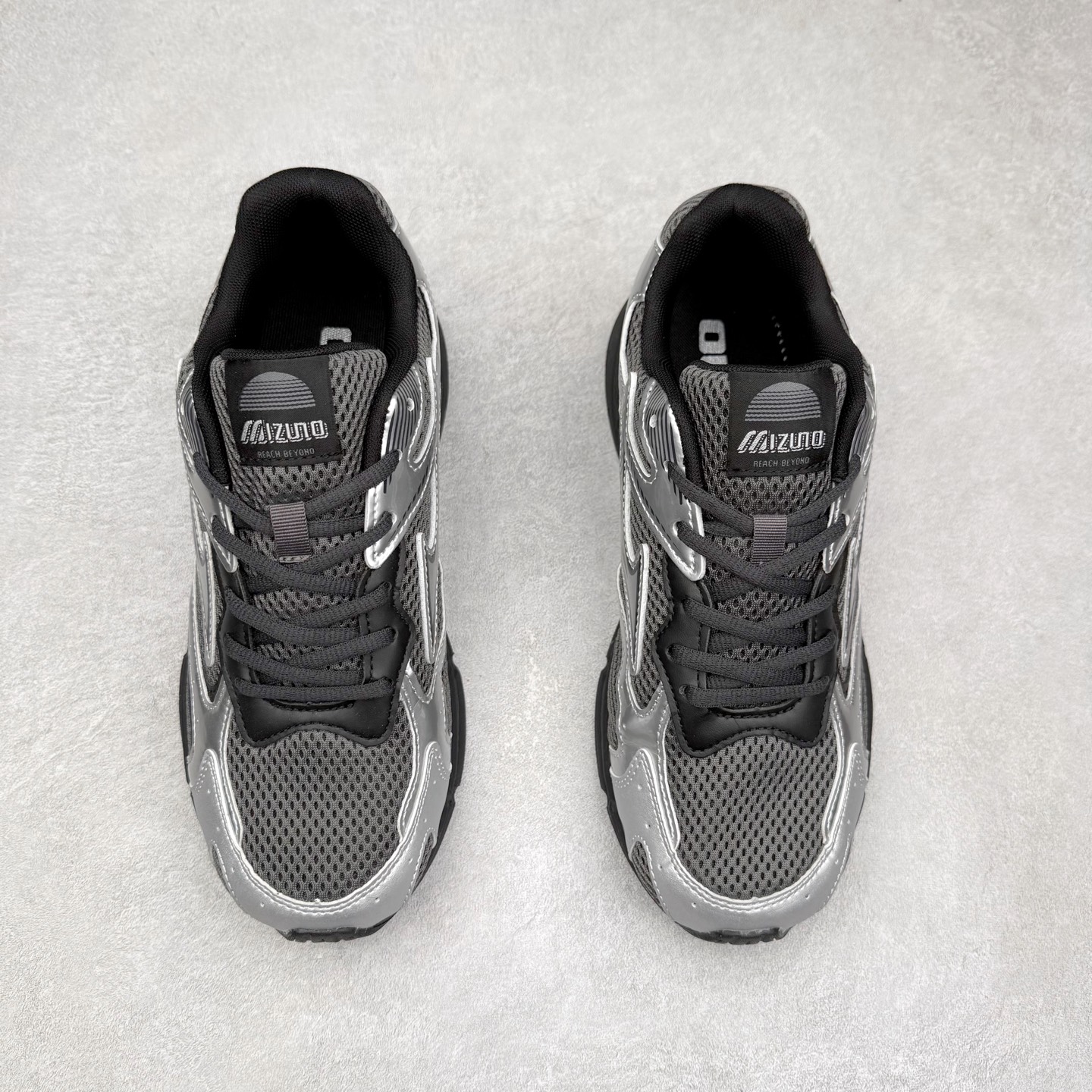 图片[2]-Mizuno Speed 2K 美津浓复古厚底织物合成革防滑耐磨透气低帮休闲跑步鞋 美津浓（Mizuno）是日本美津浓株式会社于1906年创立的运动品牌，经过一个多世纪的不断努力现已成为世界著名的运动器具、服装和鞋类生产商。美津浓力求服务于各类运动项目，并竭力使运动生活更加愉快和振奋。产品种类齐全，覆盖几乎全部主要运动项目，达到30万多个品类。尺码：36 36.5 37.5 38 38.5 39 40 40.5 41 42 42.5 43 44 44.5 45-选品中心