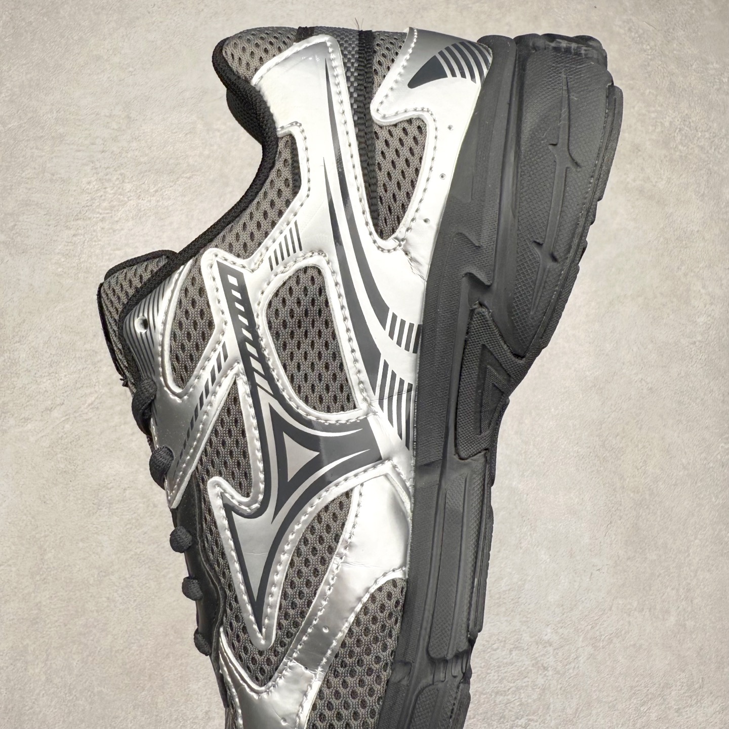 图片[7]-Mizuno Speed 2K 美津浓复古厚底织物合成革防滑耐磨透气低帮休闲跑步鞋 美津浓（Mizuno）是日本美津浓株式会社于1906年创立的运动品牌，经过一个多世纪的不断努力现已成为世界著名的运动器具、服装和鞋类生产商。美津浓力求服务于各类运动项目，并竭力使运动生活更加愉快和振奋。产品种类齐全，覆盖几乎全部主要运动项目，达到30万多个品类。尺码：36 36.5 37.5 38 38.5 39 40 40.5 41 42 42.5 43 44 44.5 45-选品中心