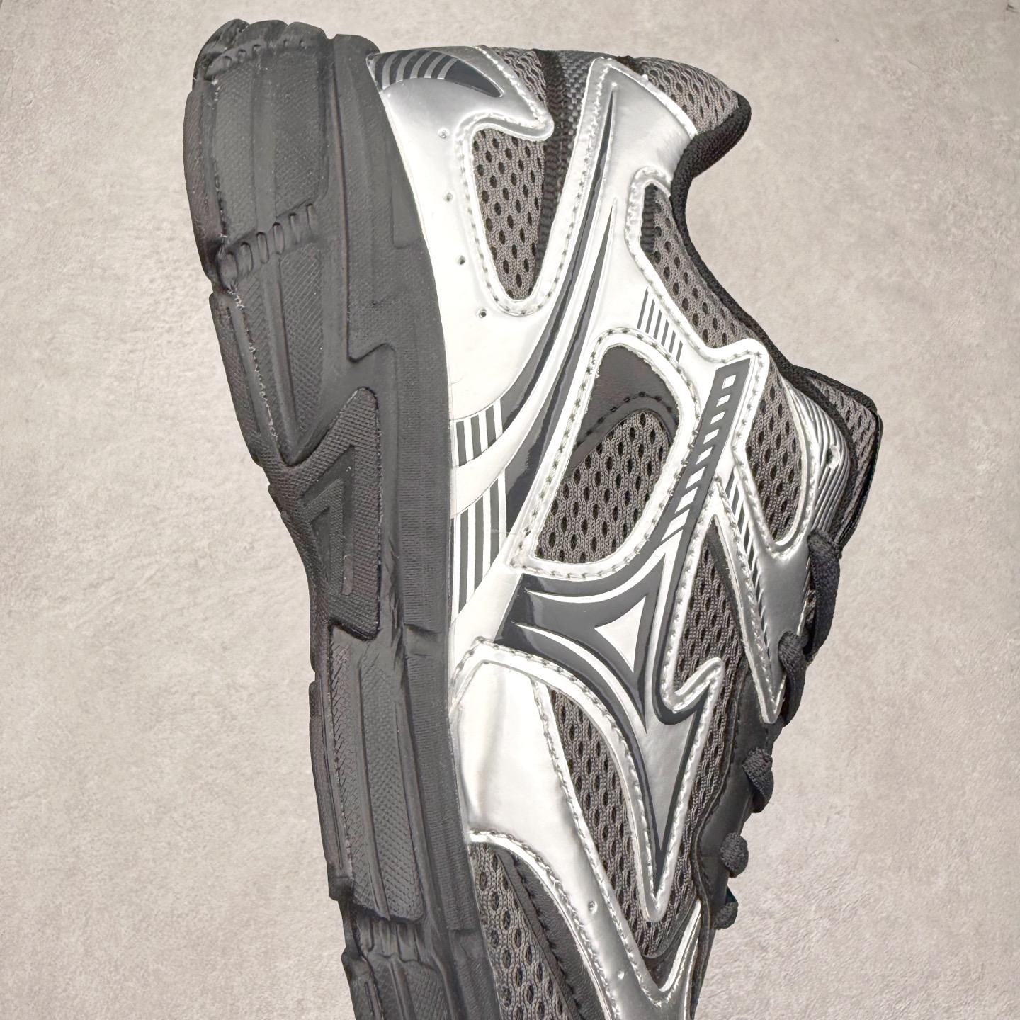 图片[6]-Mizuno Speed 2K 美津浓复古厚底织物合成革防滑耐磨透气低帮休闲跑步鞋 美津浓（Mizuno）是日本美津浓株式会社于1906年创立的运动品牌，经过一个多世纪的不断努力现已成为世界著名的运动器具、服装和鞋类生产商。美津浓力求服务于各类运动项目，并竭力使运动生活更加愉快和振奋。产品种类齐全，覆盖几乎全部主要运动项目，达到30万多个品类。尺码：36 36.5 37.5 38 38.5 39 40 40.5 41 42 42.5 43 44 44.5 45-选品中心