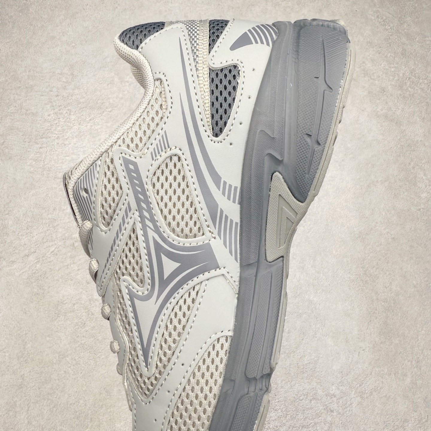 图片[7]-Mizuno Speed 2K 美津浓复古厚底织物合成革防滑耐磨透气低帮休闲跑步鞋 美津浓（Mizuno）是日本美津浓株式会社于1906年创立的运动品牌，经过一个多世纪的不断努力现已成为世界著名的运动器具、服装和鞋类生产商。美津浓力求服务于各类运动项目，并竭力使运动生活更加愉快和振奋。产品种类齐全，覆盖几乎全部主要运动项目，达到30万多个品类。尺码：36 36.5 37.5 38 38.5 39 40 40.5 41 42 42.5 43 44 44.5 45-选品中心