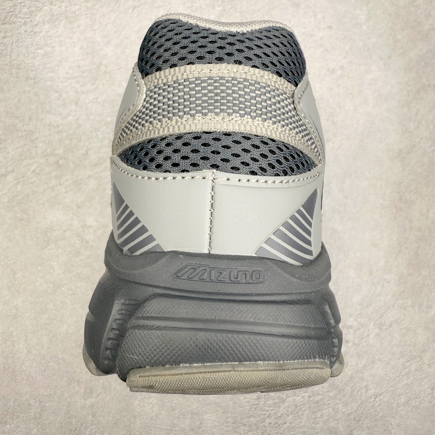 图片[8]-Mizuno Speed 2K 美津浓复古厚底织物合成革防滑耐磨透气低帮休闲跑步鞋 美津浓（Mizuno）是日本美津浓株式会社于1906年创立的运动品牌，经过一个多世纪的不断努力现已成为世界著名的运动器具、服装和鞋类生产商。美津浓力求服务于各类运动项目，并竭力使运动生活更加愉快和振奋。产品种类齐全，覆盖几乎全部主要运动项目，达到30万多个品类。尺码：36 36.5 37.5 38 38.5 39 40 40.5 41 42 42.5 43 44 44.5 45-选品中心