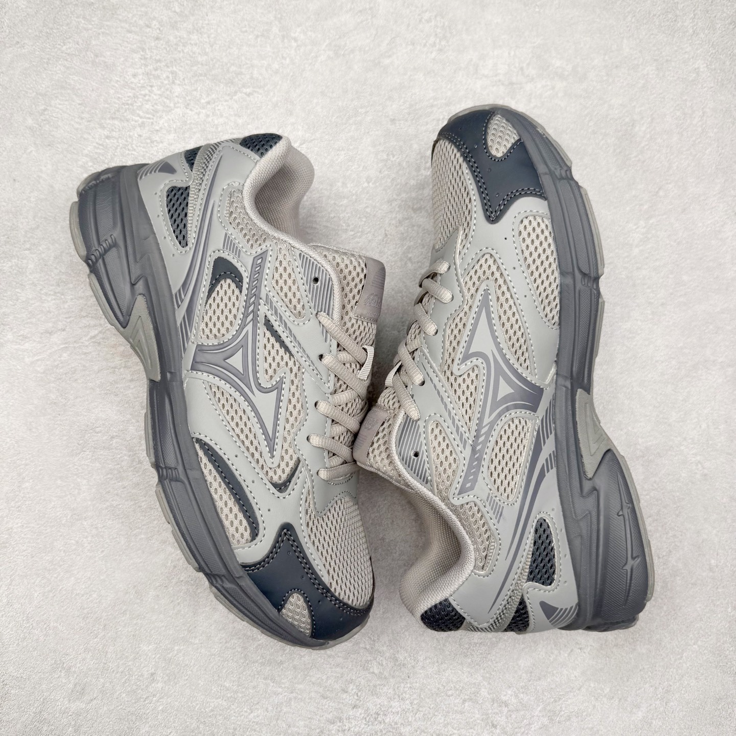 图片[3]-Mizuno Speed 2K 美津浓复古厚底织物合成革防滑耐磨透气低帮休闲跑步鞋 美津浓（Mizuno）是日本美津浓株式会社于1906年创立的运动品牌，经过一个多世纪的不断努力现已成为世界著名的运动器具、服装和鞋类生产商。美津浓力求服务于各类运动项目，并竭力使运动生活更加愉快和振奋。产品种类齐全，覆盖几乎全部主要运动项目，达到30万多个品类。尺码：36 36.5 37.5 38 38.5 39 40 40.5 41 42 42.5 43 44 44.5 45-选品中心