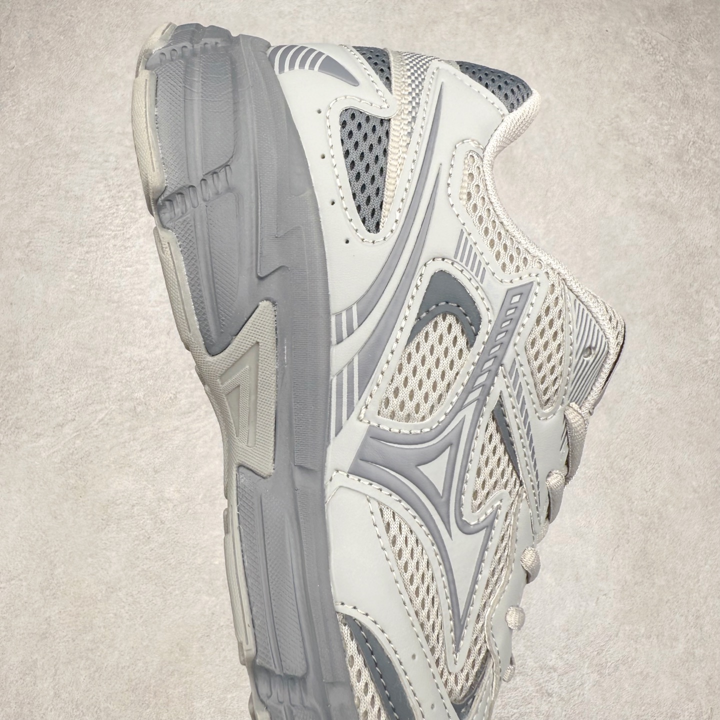 图片[6]-Mizuno Speed 2K 美津浓复古厚底织物合成革防滑耐磨透气低帮休闲跑步鞋 美津浓（Mizuno）是日本美津浓株式会社于1906年创立的运动品牌，经过一个多世纪的不断努力现已成为世界著名的运动器具、服装和鞋类生产商。美津浓力求服务于各类运动项目，并竭力使运动生活更加愉快和振奋。产品种类齐全，覆盖几乎全部主要运动项目，达到30万多个品类。尺码：36 36.5 37.5 38 38.5 39 40 40.5 41 42 42.5 43 44 44.5 45-选品中心