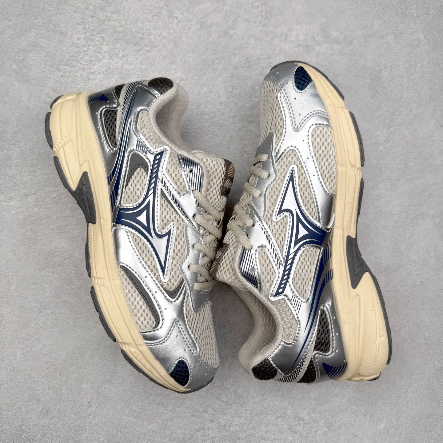 图片[3]-Mizuno Speed 2K 美津浓复古厚底织物合成革防滑耐磨透气低帮休闲跑步鞋 美津浓（Mizuno）是日本美津浓株式会社于1906年创立的运动品牌，经过一个多世纪的不断努力现已成为世界著名的运动器具、服装和鞋类生产商。美津浓力求服务于各类运动项目，并竭力使运动生活更加愉快和振奋。产品种类齐全，覆盖几乎全部主要运动项目，达到30万多个品类。尺码：36 36.5 37.5 38 38.5 39 40 40.5 41 42 42.5 43 44 44.5 45-选品中心