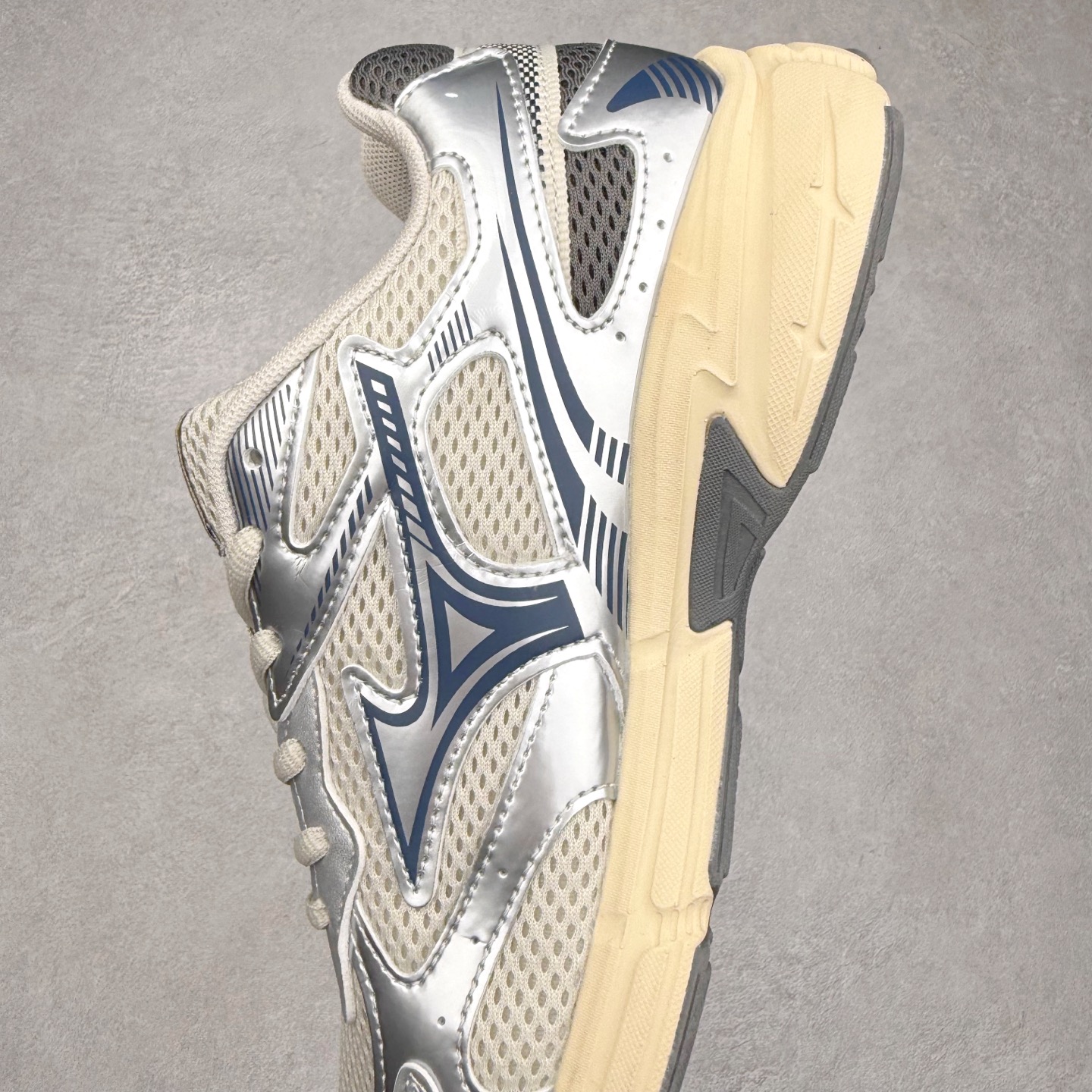 图片[7]-Mizuno Speed 2K 美津浓复古厚底织物合成革防滑耐磨透气低帮休闲跑步鞋 美津浓（Mizuno）是日本美津浓株式会社于1906年创立的运动品牌，经过一个多世纪的不断努力现已成为世界著名的运动器具、服装和鞋类生产商。美津浓力求服务于各类运动项目，并竭力使运动生活更加愉快和振奋。产品种类齐全，覆盖几乎全部主要运动项目，达到30万多个品类。尺码：36 36.5 37.5 38 38.5 39 40 40.5 41 42 42.5 43 44 44.5 45-选品中心