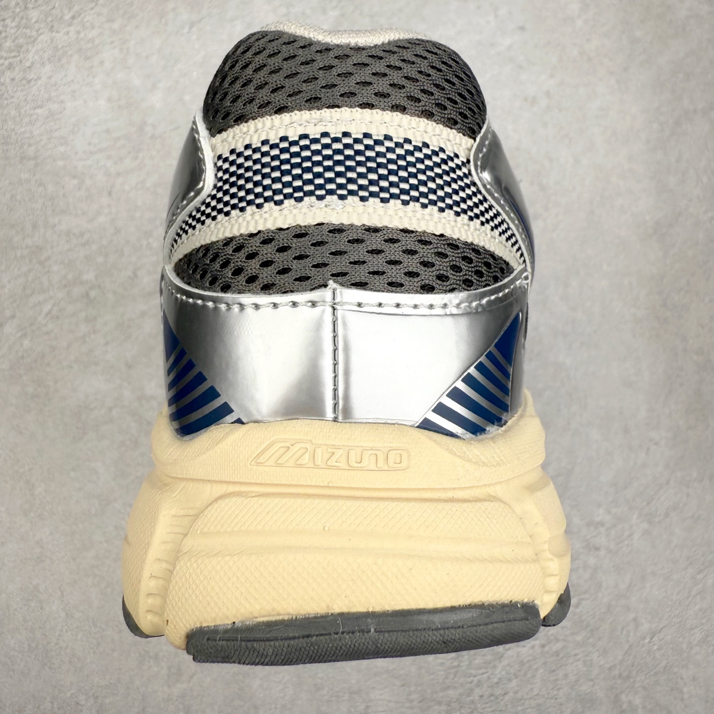 图片[8]-Mizuno Speed 2K 美津浓复古厚底织物合成革防滑耐磨透气低帮休闲跑步鞋 美津浓（Mizuno）是日本美津浓株式会社于1906年创立的运动品牌，经过一个多世纪的不断努力现已成为世界著名的运动器具、服装和鞋类生产商。美津浓力求服务于各类运动项目，并竭力使运动生活更加愉快和振奋。产品种类齐全，覆盖几乎全部主要运动项目，达到30万多个品类。尺码：36 36.5 37.5 38 38.5 39 40 40.5 41 42 42.5 43 44 44.5 45-选品中心