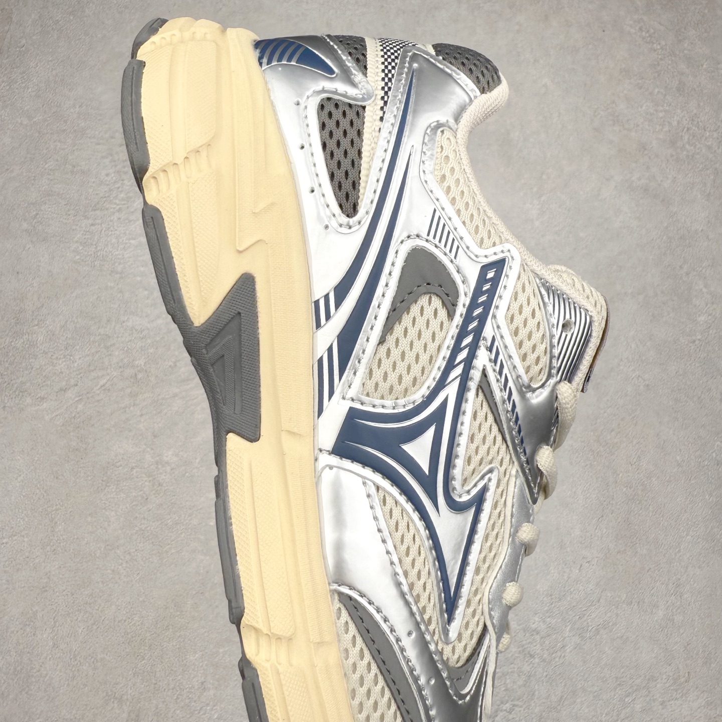 图片[6]-Mizuno Speed 2K 美津浓复古厚底织物合成革防滑耐磨透气低帮休闲跑步鞋 美津浓（Mizuno）是日本美津浓株式会社于1906年创立的运动品牌，经过一个多世纪的不断努力现已成为世界著名的运动器具、服装和鞋类生产商。美津浓力求服务于各类运动项目，并竭力使运动生活更加愉快和振奋。产品种类齐全，覆盖几乎全部主要运动项目，达到30万多个品类。尺码：36 36.5 37.5 38 38.5 39 40 40.5 41 42 42.5 43 44 44.5 45-选品中心