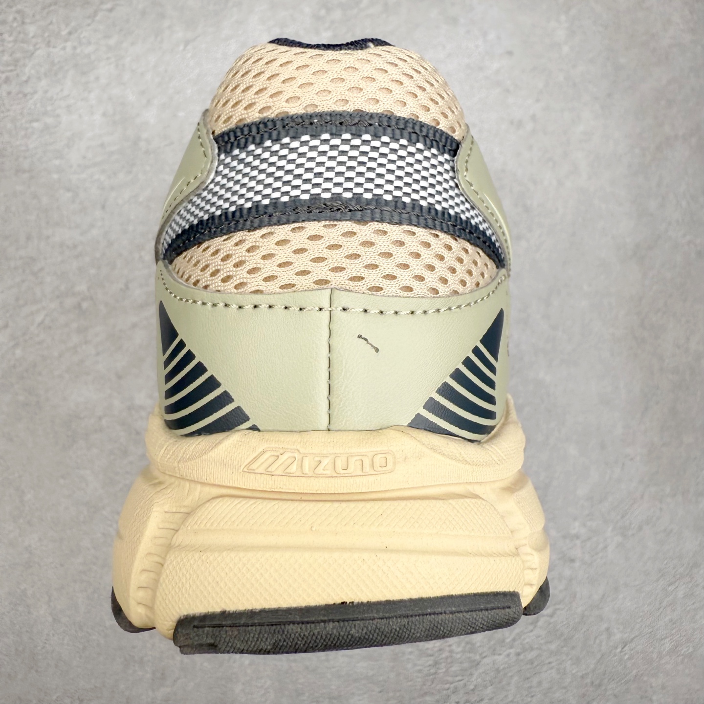 图片[8]-Mizuno Speed 2K 美津浓复古厚底织物合成革防滑耐磨透气低帮休闲跑步鞋 美津浓（Mizuno）是日本美津浓株式会社于1906年创立的运动品牌，经过一个多世纪的不断努力现已成为世界著名的运动器具、服装和鞋类生产商。美津浓力求服务于各类运动项目，并竭力使运动生活更加愉快和振奋。产品种类齐全，覆盖几乎全部主要运动项目，达到30万多个品类。尺码：36 36.5 37.5 38 38.5 39 40 40.5 41 42 42.5 43 44 44.5 45-选品中心