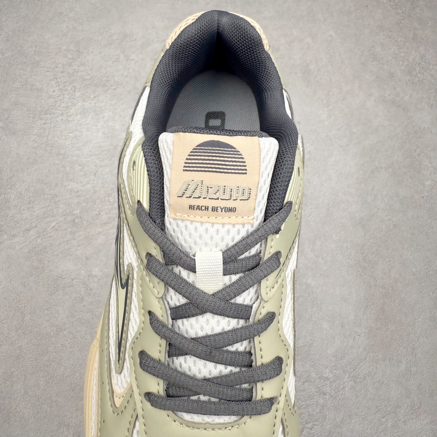 图片[5]-Mizuno Speed 2K 美津浓复古厚底织物合成革防滑耐磨透气低帮休闲跑步鞋 美津浓（Mizuno）是日本美津浓株式会社于1906年创立的运动品牌，经过一个多世纪的不断努力现已成为世界著名的运动器具、服装和鞋类生产商。美津浓力求服务于各类运动项目，并竭力使运动生活更加愉快和振奋。产品种类齐全，覆盖几乎全部主要运动项目，达到30万多个品类。尺码：36 36.5 37.5 38 38.5 39 40 40.5 41 42 42.5 43 44 44.5 45-选品中心