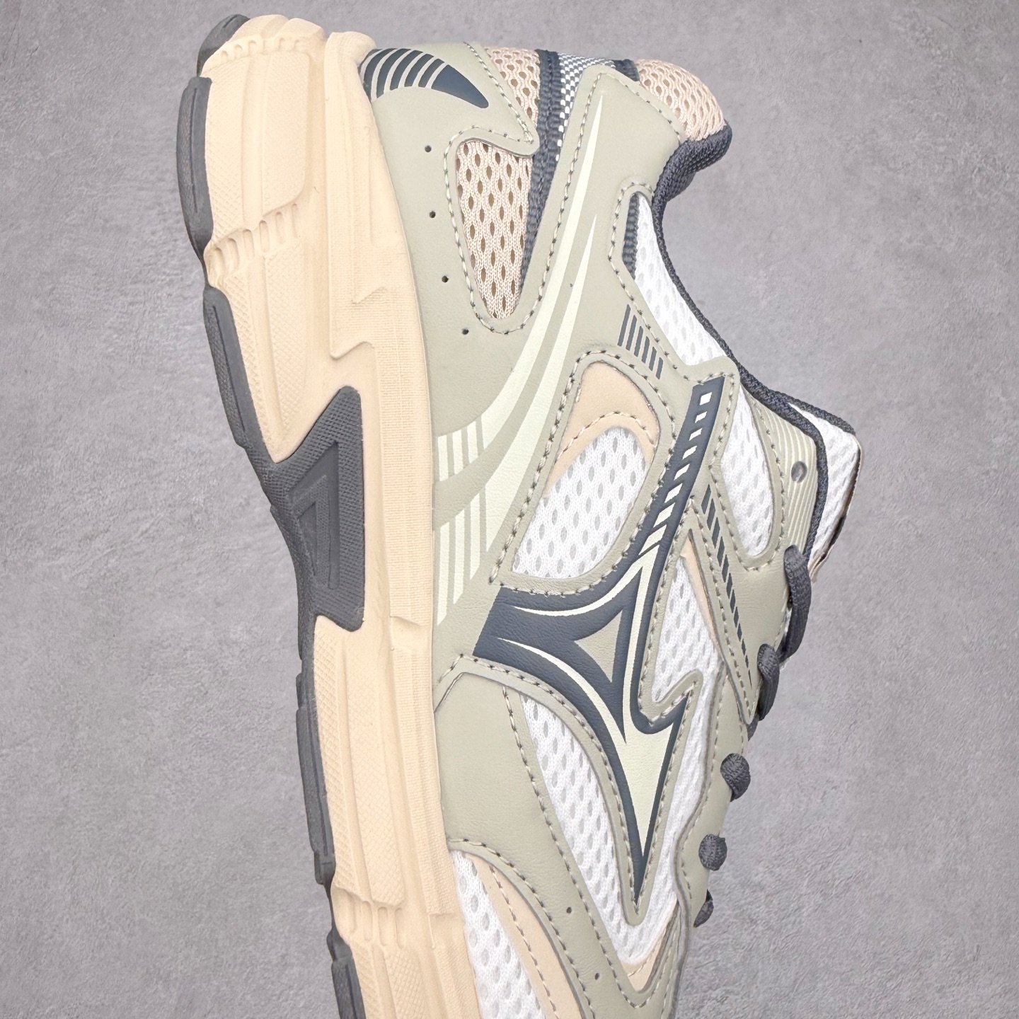 图片[6]-Mizuno Speed 2K 美津浓复古厚底织物合成革防滑耐磨透气低帮休闲跑步鞋 美津浓（Mizuno）是日本美津浓株式会社于1906年创立的运动品牌，经过一个多世纪的不断努力现已成为世界著名的运动器具、服装和鞋类生产商。美津浓力求服务于各类运动项目，并竭力使运动生活更加愉快和振奋。产品种类齐全，覆盖几乎全部主要运动项目，达到30万多个品类。尺码：36 36.5 37.5 38 38.5 39 40 40.5 41 42 42.5 43 44 44.5 45-选品中心