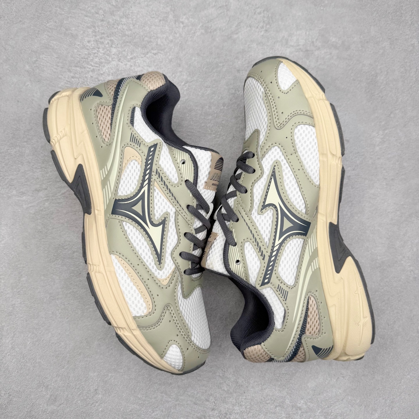 图片[3]-Mizuno Speed 2K 美津浓复古厚底织物合成革防滑耐磨透气低帮休闲跑步鞋 美津浓（Mizuno）是日本美津浓株式会社于1906年创立的运动品牌，经过一个多世纪的不断努力现已成为世界著名的运动器具、服装和鞋类生产商。美津浓力求服务于各类运动项目，并竭力使运动生活更加愉快和振奋。产品种类齐全，覆盖几乎全部主要运动项目，达到30万多个品类。尺码：36 36.5 37.5 38 38.5 39 40 40.5 41 42 42.5 43 44 44.5 45-选品中心