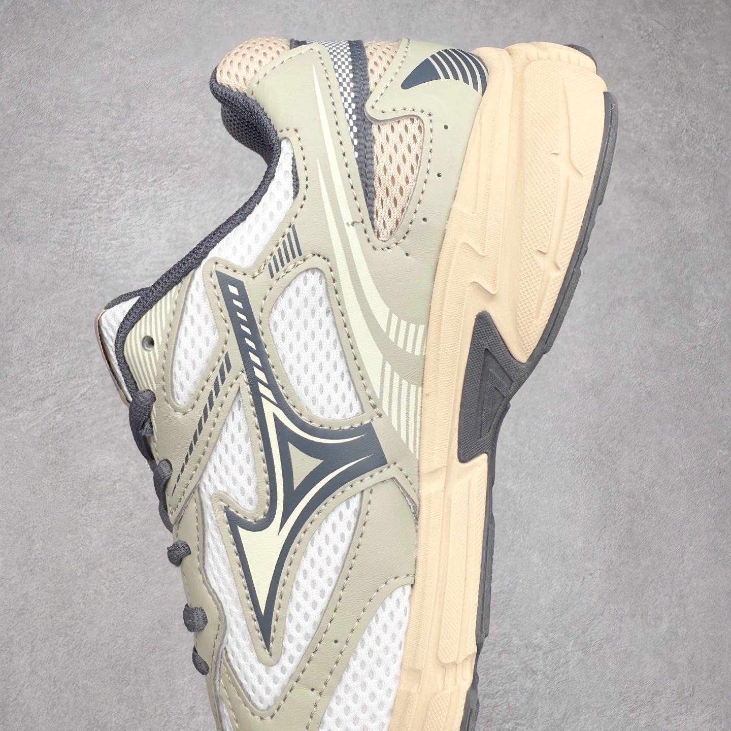 图片[7]-Mizuno Speed 2K 美津浓复古厚底织物合成革防滑耐磨透气低帮休闲跑步鞋 美津浓（Mizuno）是日本美津浓株式会社于1906年创立的运动品牌，经过一个多世纪的不断努力现已成为世界著名的运动器具、服装和鞋类生产商。美津浓力求服务于各类运动项目，并竭力使运动生活更加愉快和振奋。产品种类齐全，覆盖几乎全部主要运动项目，达到30万多个品类。尺码：36 36.5 37.5 38 38.5 39 40 40.5 41 42 42.5 43 44 44.5 45-选品中心