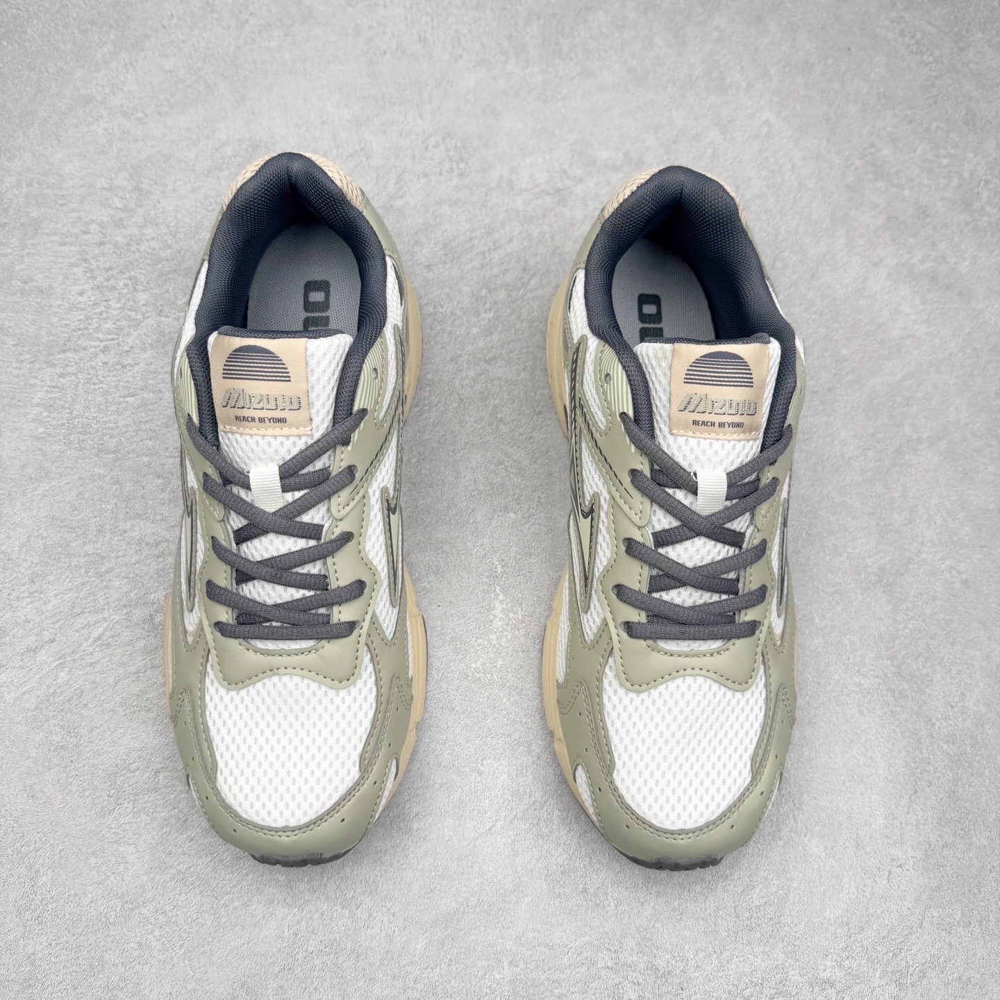 图片[2]-Mizuno Speed 2K 美津浓复古厚底织物合成革防滑耐磨透气低帮休闲跑步鞋 美津浓（Mizuno）是日本美津浓株式会社于1906年创立的运动品牌，经过一个多世纪的不断努力现已成为世界著名的运动器具、服装和鞋类生产商。美津浓力求服务于各类运动项目，并竭力使运动生活更加愉快和振奋。产品种类齐全，覆盖几乎全部主要运动项目，达到30万多个品类。尺码：36 36.5 37.5 38 38.5 39 40 40.5 41 42 42.5 43 44 44.5 45-选品中心