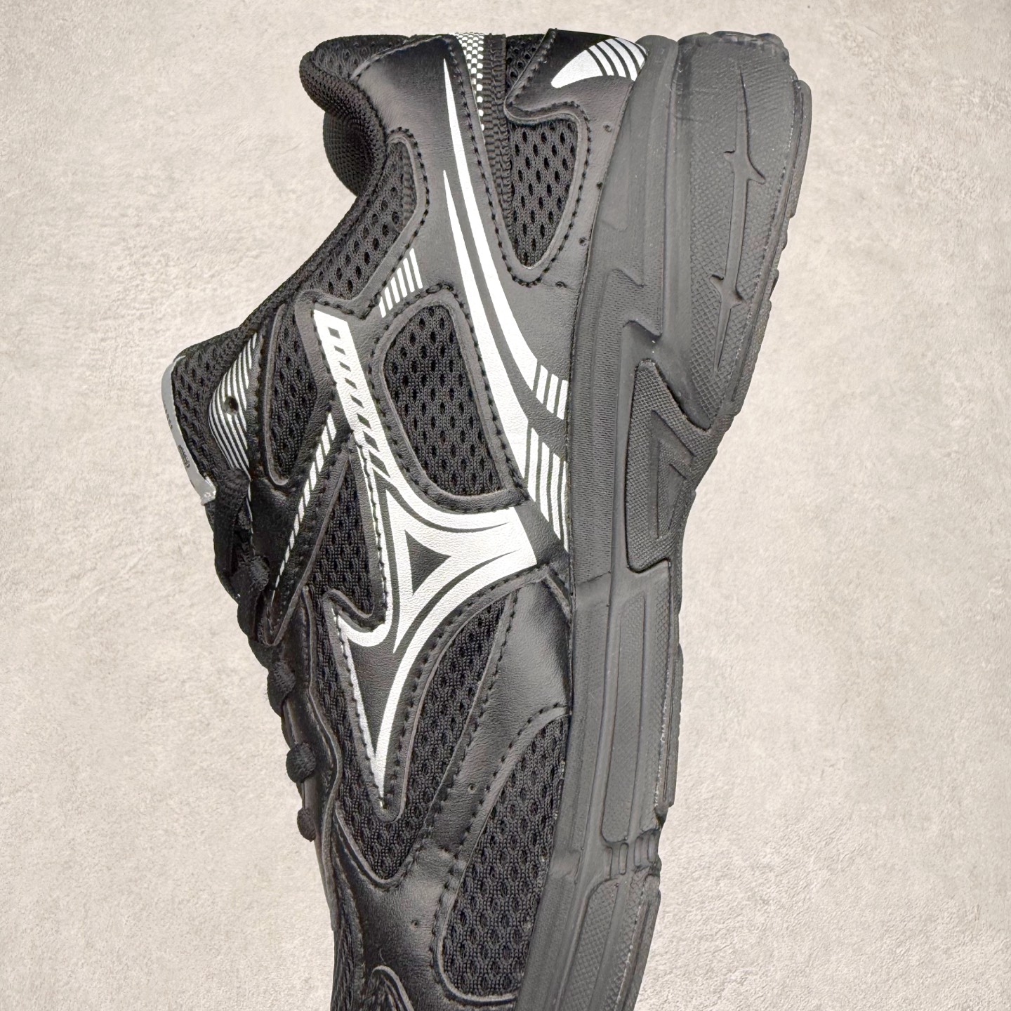 图片[7]-Mizuno Speed 2K 美津浓复古厚底织物合成革防滑耐磨透气低帮休闲跑步鞋 美津浓（Mizuno）是日本美津浓株式会社于1906年创立的运动品牌，经过一个多世纪的不断努力现已成为世界著名的运动器具、服装和鞋类生产商。美津浓力求服务于各类运动项目，并竭力使运动生活更加愉快和振奋。产品种类齐全，覆盖几乎全部主要运动项目，达到30万多个品类。尺码：36 36.5 37.5 38 38.5 39 40 40.5 41 42 42.5 43 44 44.5 45-选品中心