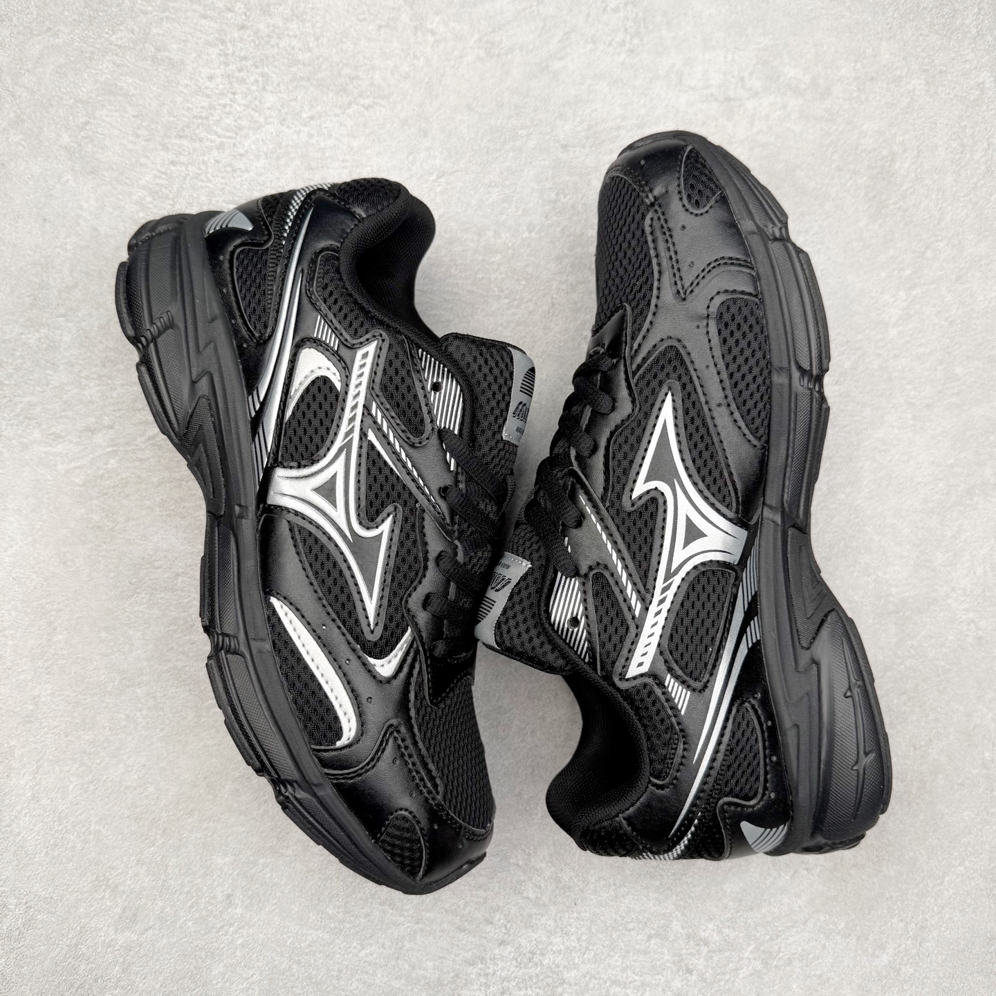 图片[3]-Mizuno Speed 2K 美津浓复古厚底织物合成革防滑耐磨透气低帮休闲跑步鞋 美津浓（Mizuno）是日本美津浓株式会社于1906年创立的运动品牌，经过一个多世纪的不断努力现已成为世界著名的运动器具、服装和鞋类生产商。美津浓力求服务于各类运动项目，并竭力使运动生活更加愉快和振奋。产品种类齐全，覆盖几乎全部主要运动项目，达到30万多个品类。尺码：36 36.5 37.5 38 38.5 39 40 40.5 41 42 42.5 43 44 44.5 45-选品中心