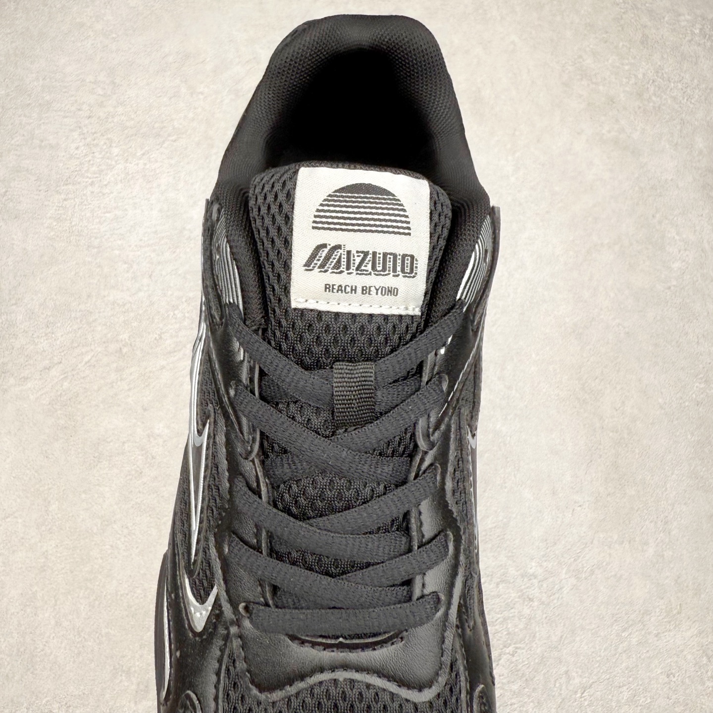 图片[5]-Mizuno Speed 2K 美津浓复古厚底织物合成革防滑耐磨透气低帮休闲跑步鞋 美津浓（Mizuno）是日本美津浓株式会社于1906年创立的运动品牌，经过一个多世纪的不断努力现已成为世界著名的运动器具、服装和鞋类生产商。美津浓力求服务于各类运动项目，并竭力使运动生活更加愉快和振奋。产品种类齐全，覆盖几乎全部主要运动项目，达到30万多个品类。尺码：36 36.5 37.5 38 38.5 39 40 40.5 41 42 42.5 43 44 44.5 45-选品中心