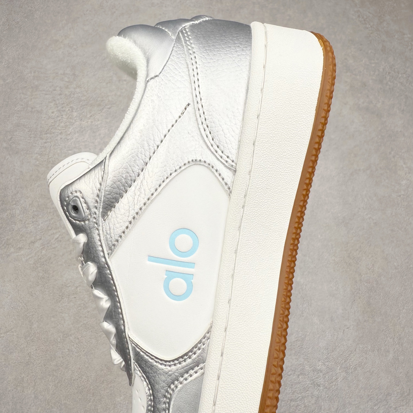 图片[7]-Alo yoga 易梦玲 Jisoo智秀 等多位明星同款上脚 主打各大平台外贸主推大厂采购原材料多处细节一步到位 生产细节 没得说 一款随意搭配的都好看的鞋子aIo采用增高4cm 主打熊猫色 春夏秋冬四季款 舒适简约板鞋 TPU防滑耐磨鞋底 #alo #alo女孩 #AIo #健身穿搭 #鞋子推荐 #板鞋 尺码：35 36 37 38 39 40 41 42 43 44 45-选品中心