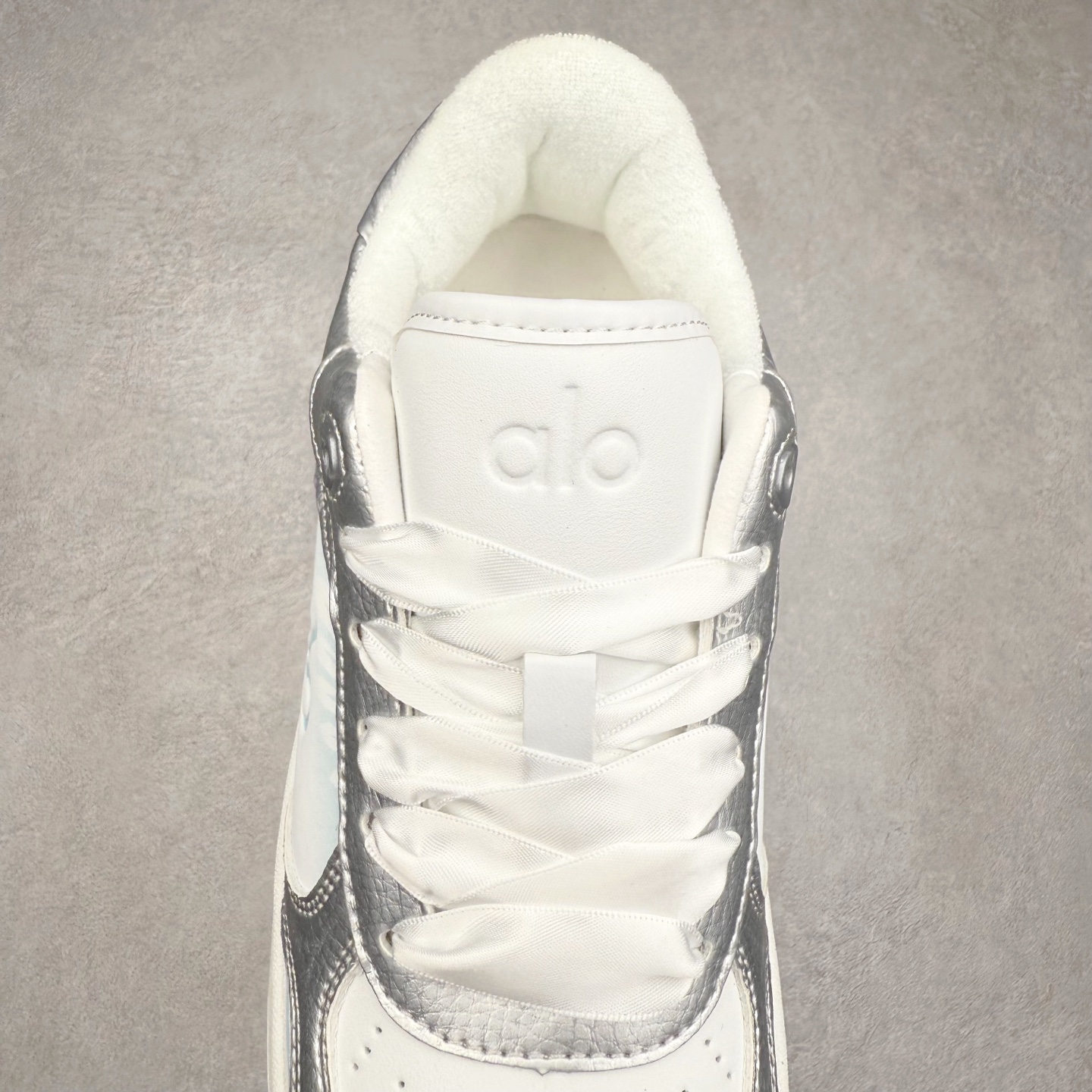 图片[5]-Alo yoga 易梦玲 Jisoo智秀 等多位明星同款上脚 主打各大平台外贸主推大厂采购原材料多处细节一步到位 生产细节 没得说 一款随意搭配的都好看的鞋子aIo采用增高4cm 主打熊猫色 春夏秋冬四季款 舒适简约板鞋 TPU防滑耐磨鞋底 #alo #alo女孩 #AIo #健身穿搭 #鞋子推荐 #板鞋 尺码：35 36 37 38 39 40 41 42 43 44 45-选品中心