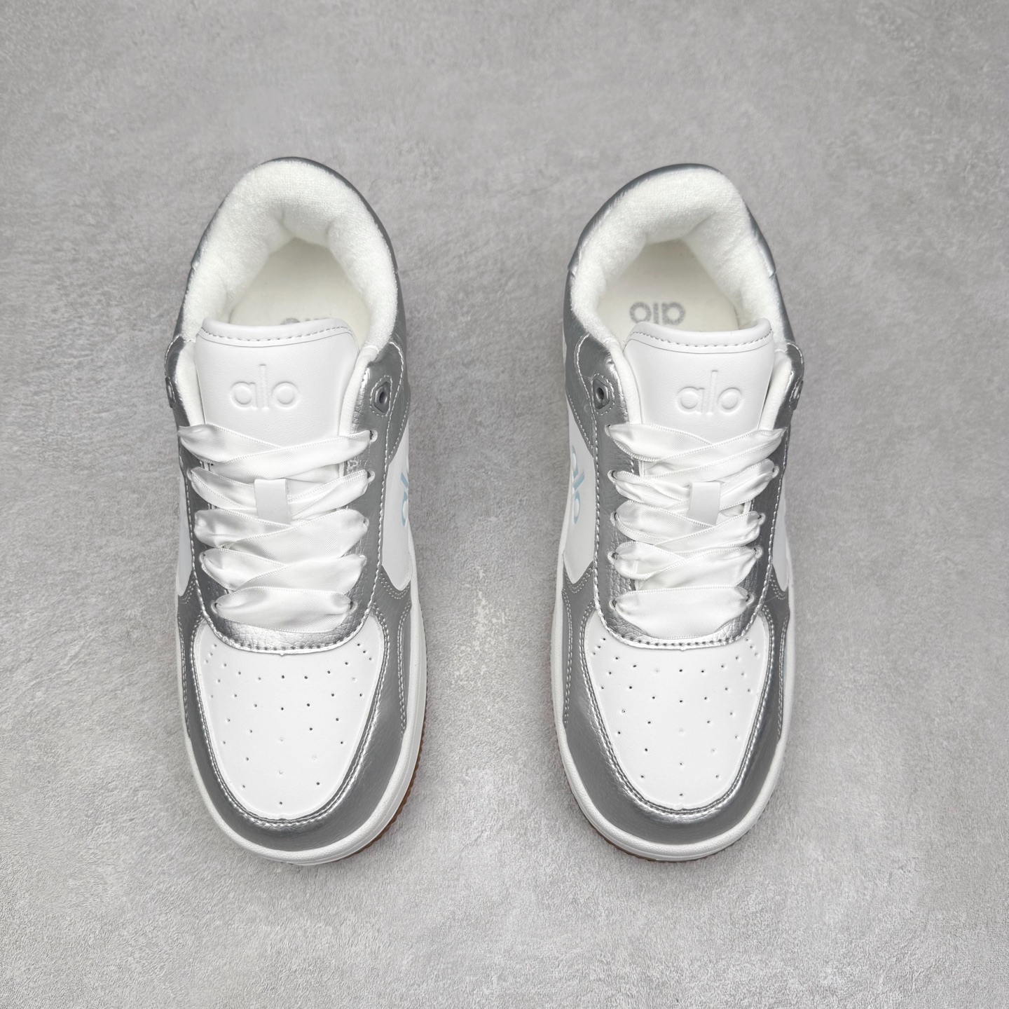 图片[2]-Alo yoga 易梦玲 Jisoo智秀 等多位明星同款上脚 主打各大平台外贸主推大厂采购原材料多处细节一步到位 生产细节 没得说 一款随意搭配的都好看的鞋子aIo采用增高4cm 主打熊猫色 春夏秋冬四季款 舒适简约板鞋 TPU防滑耐磨鞋底 #alo #alo女孩 #AIo #健身穿搭 #鞋子推荐 #板鞋 尺码：35 36 37 38 39 40 41 42 43 44 45-选品中心