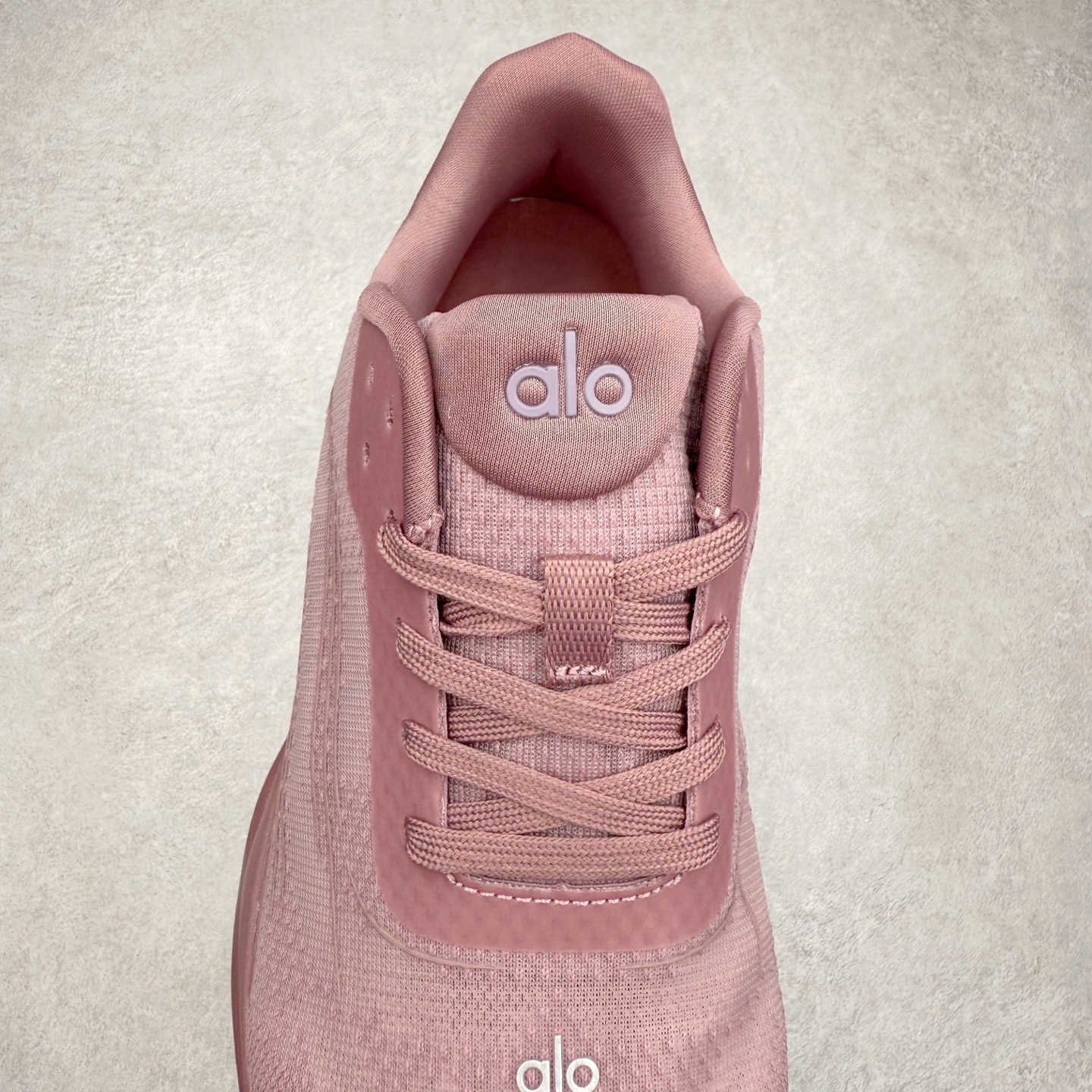 图片[5]-Alo yoga Alo Runner 舒适百搭防滑耐磨低帮跑步鞋 Alo Yoga于2007年创立于洛杉矶，意在传播有意识的运动，同时激发人们的健康意识与创造力。品牌的核心理念在于制作能够带来完美体验的瑜伽服饰与功能性单品，让有意识的运动触入并改变生活。Alo Yoga将其设计延伸到日常服饰概念，坚持不懈地捕捉当代时尚潮流，将品牌的运动美学理念、精致前卫的设计与舒适功能面料完美结合。与此同时，Alo Yoga的设计受到了时尚界人士与名人们的追捧，Talor Swift、Kendall Jenner等街拍照片中都曾出现品牌不同单品的身影。尺码：36 36.5 37.5 38 38.5 39 40 40.5 41 42 42.5 43 44 44.5 45-选品中心