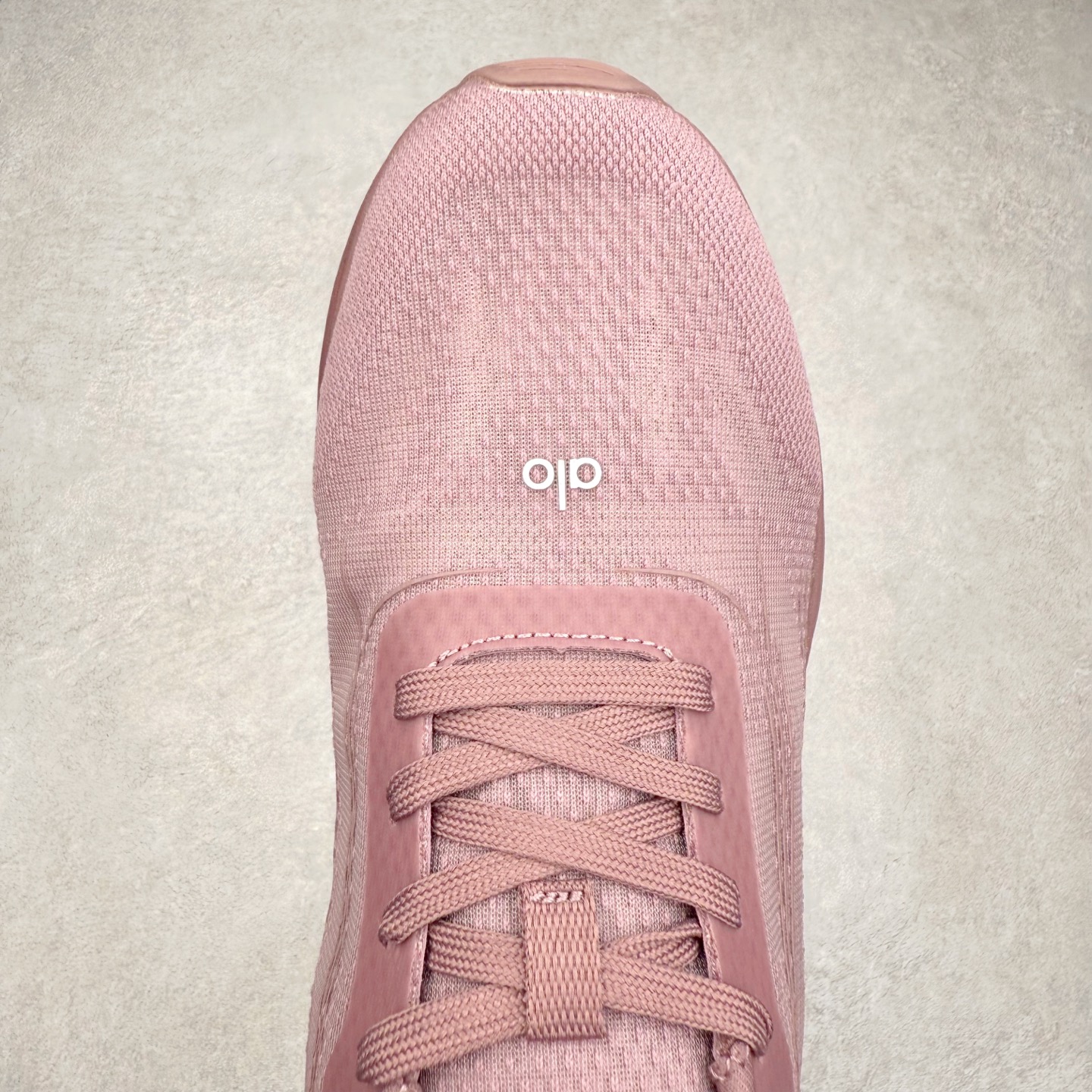 图片[4]-Alo yoga Alo Runner 舒适百搭防滑耐磨低帮跑步鞋 Alo Yoga于2007年创立于洛杉矶，意在传播有意识的运动，同时激发人们的健康意识与创造力。品牌的核心理念在于制作能够带来完美体验的瑜伽服饰与功能性单品，让有意识的运动触入并改变生活。Alo Yoga将其设计延伸到日常服饰概念，坚持不懈地捕捉当代时尚潮流，将品牌的运动美学理念、精致前卫的设计与舒适功能面料完美结合。与此同时，Alo Yoga的设计受到了时尚界人士与名人们的追捧，Talor Swift、Kendall Jenner等街拍照片中都曾出现品牌不同单品的身影。尺码：36 36.5 37.5 38 38.5 39 40 40.5 41 42 42.5 43 44 44.5 45-选品中心