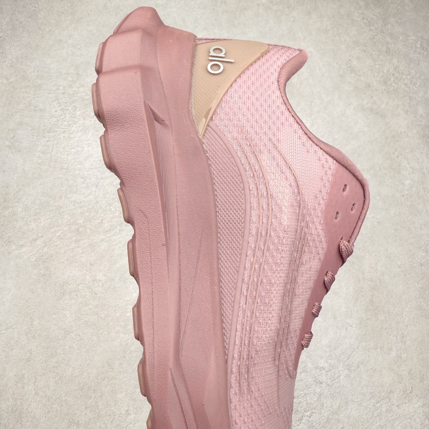 图片[6]-Alo yoga Alo Runner 舒适百搭防滑耐磨低帮跑步鞋 Alo Yoga于2007年创立于洛杉矶，意在传播有意识的运动，同时激发人们的健康意识与创造力。品牌的核心理念在于制作能够带来完美体验的瑜伽服饰与功能性单品，让有意识的运动触入并改变生活。Alo Yoga将其设计延伸到日常服饰概念，坚持不懈地捕捉当代时尚潮流，将品牌的运动美学理念、精致前卫的设计与舒适功能面料完美结合。与此同时，Alo Yoga的设计受到了时尚界人士与名人们的追捧，Talor Swift、Kendall Jenner等街拍照片中都曾出现品牌不同单品的身影。尺码：36 36.5 37.5 38 38.5 39 40 40.5 41 42 42.5 43 44 44.5 45-选品中心