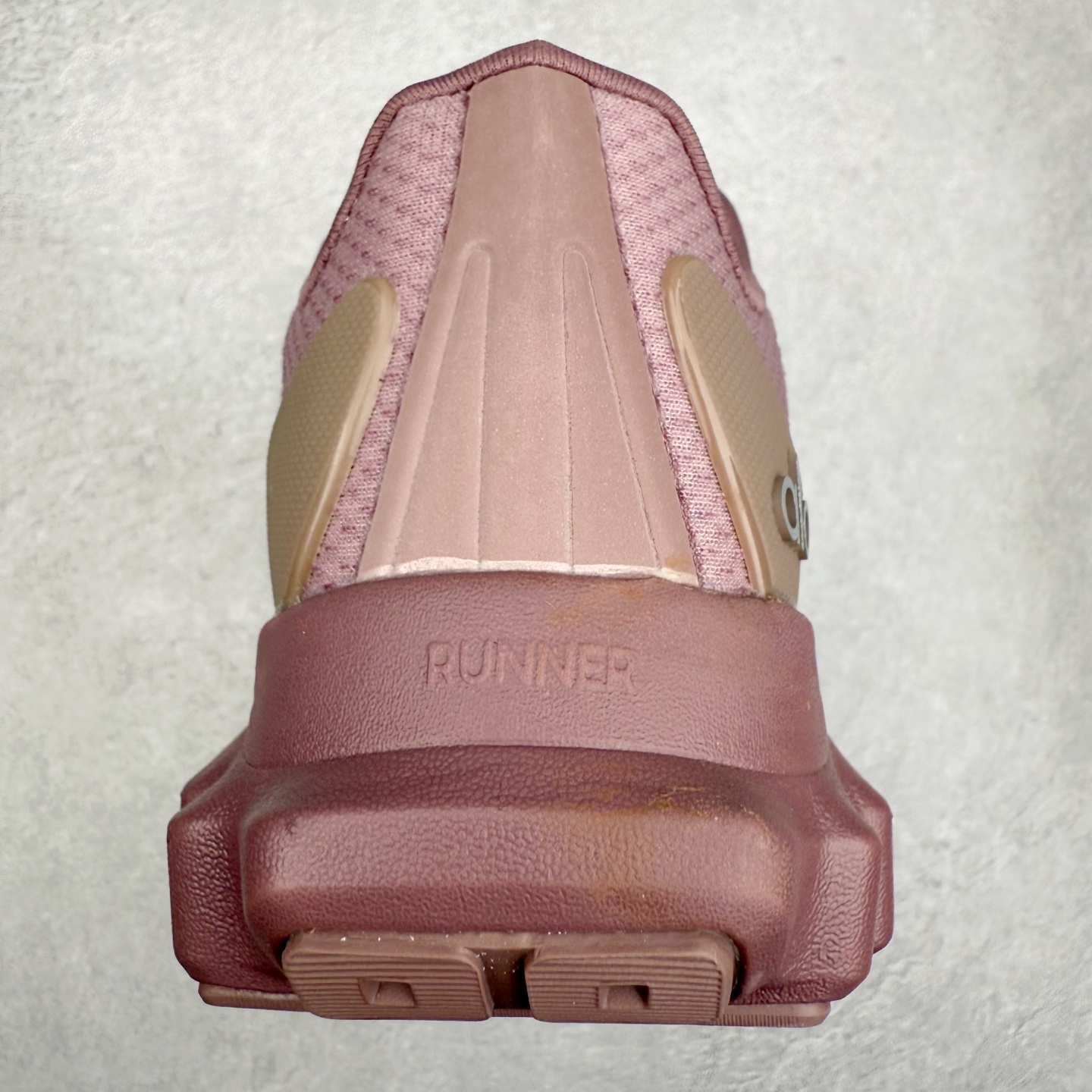 图片[8]-Alo yoga Alo Runner 舒适百搭防滑耐磨低帮跑步鞋 Alo Yoga于2007年创立于洛杉矶，意在传播有意识的运动，同时激发人们的健康意识与创造力。品牌的核心理念在于制作能够带来完美体验的瑜伽服饰与功能性单品，让有意识的运动触入并改变生活。Alo Yoga将其设计延伸到日常服饰概念，坚持不懈地捕捉当代时尚潮流，将品牌的运动美学理念、精致前卫的设计与舒适功能面料完美结合。与此同时，Alo Yoga的设计受到了时尚界人士与名人们的追捧，Talor Swift、Kendall Jenner等街拍照片中都曾出现品牌不同单品的身影。尺码：36 36.5 37.5 38 38.5 39 40 40.5 41 42 42.5 43 44 44.5 45-选品中心