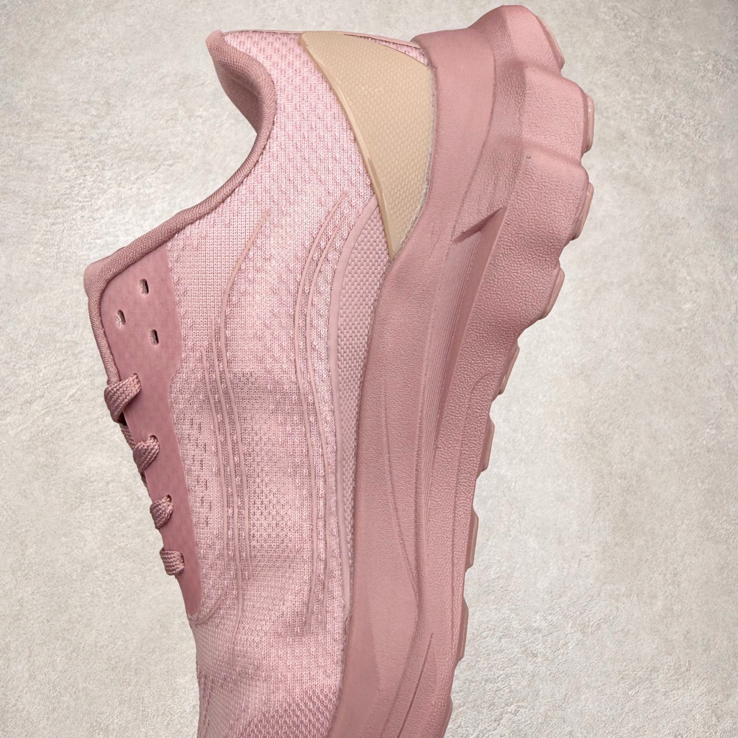 图片[7]-Alo yoga Alo Runner 舒适百搭防滑耐磨低帮跑步鞋 Alo Yoga于2007年创立于洛杉矶，意在传播有意识的运动，同时激发人们的健康意识与创造力。品牌的核心理念在于制作能够带来完美体验的瑜伽服饰与功能性单品，让有意识的运动触入并改变生活。Alo Yoga将其设计延伸到日常服饰概念，坚持不懈地捕捉当代时尚潮流，将品牌的运动美学理念、精致前卫的设计与舒适功能面料完美结合。与此同时，Alo Yoga的设计受到了时尚界人士与名人们的追捧，Talor Swift、Kendall Jenner等街拍照片中都曾出现品牌不同单品的身影。尺码：36 36.5 37.5 38 38.5 39 40 40.5 41 42 42.5 43 44 44.5 45-选品中心