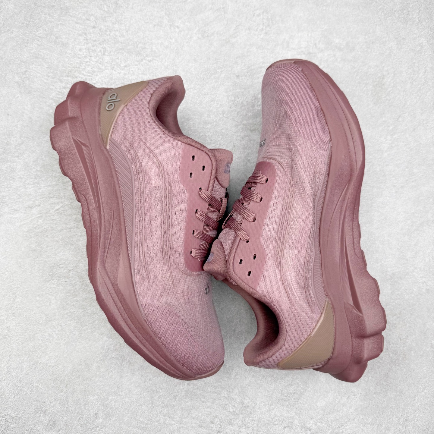 图片[3]-Alo yoga Alo Runner 舒适百搭防滑耐磨低帮跑步鞋 Alo Yoga于2007年创立于洛杉矶，意在传播有意识的运动，同时激发人们的健康意识与创造力。品牌的核心理念在于制作能够带来完美体验的瑜伽服饰与功能性单品，让有意识的运动触入并改变生活。Alo Yoga将其设计延伸到日常服饰概念，坚持不懈地捕捉当代时尚潮流，将品牌的运动美学理念、精致前卫的设计与舒适功能面料完美结合。与此同时，Alo Yoga的设计受到了时尚界人士与名人们的追捧，Talor Swift、Kendall Jenner等街拍照片中都曾出现品牌不同单品的身影。尺码：36 36.5 37.5 38 38.5 39 40 40.5 41 42 42.5 43 44 44.5 45-选品中心