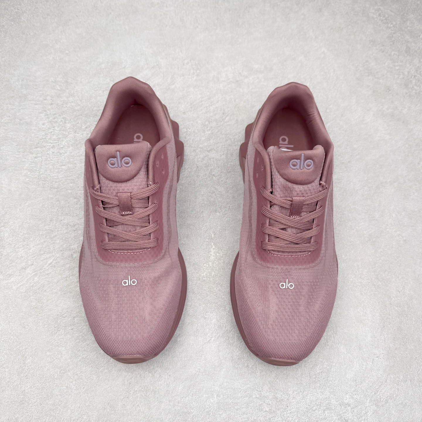 图片[2]-Alo yoga Alo Runner 舒适百搭防滑耐磨低帮跑步鞋 Alo Yoga于2007年创立于洛杉矶，意在传播有意识的运动，同时激发人们的健康意识与创造力。品牌的核心理念在于制作能够带来完美体验的瑜伽服饰与功能性单品，让有意识的运动触入并改变生活。Alo Yoga将其设计延伸到日常服饰概念，坚持不懈地捕捉当代时尚潮流，将品牌的运动美学理念、精致前卫的设计与舒适功能面料完美结合。与此同时，Alo Yoga的设计受到了时尚界人士与名人们的追捧，Talor Swift、Kendall Jenner等街拍照片中都曾出现品牌不同单品的身影。尺码：36 36.5 37.5 38 38.5 39 40 40.5 41 42 42.5 43 44 44.5 45-选品中心