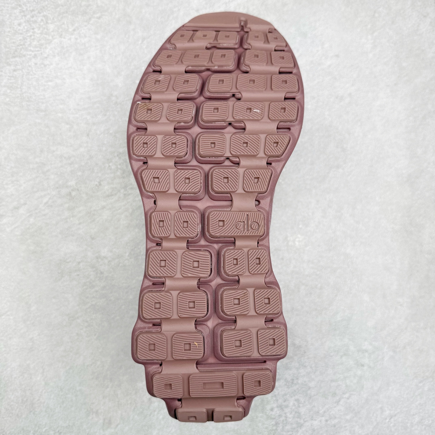 图片[9]-Alo yoga Alo Runner 舒适百搭防滑耐磨低帮跑步鞋 Alo Yoga于2007年创立于洛杉矶，意在传播有意识的运动，同时激发人们的健康意识与创造力。品牌的核心理念在于制作能够带来完美体验的瑜伽服饰与功能性单品，让有意识的运动触入并改变生活。Alo Yoga将其设计延伸到日常服饰概念，坚持不懈地捕捉当代时尚潮流，将品牌的运动美学理念、精致前卫的设计与舒适功能面料完美结合。与此同时，Alo Yoga的设计受到了时尚界人士与名人们的追捧，Talor Swift、Kendall Jenner等街拍照片中都曾出现品牌不同单品的身影。尺码：36 36.5 37.5 38 38.5 39 40 40.5 41 42 42.5 43 44 44.5 45-选品中心