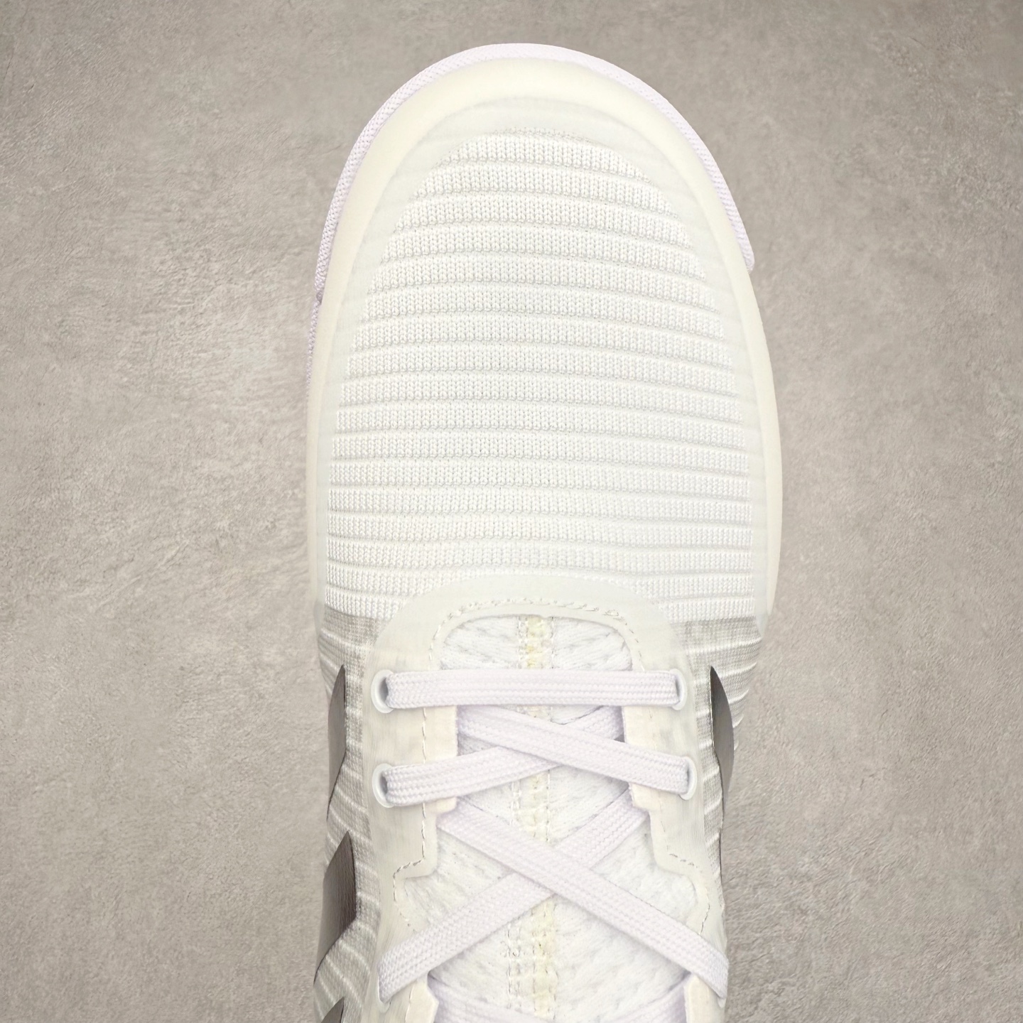 图片[4]-AD Crazyflight Mid 减震防滑中帮训练鞋 男女同款 GY9278 借助Crazyflight,您可以在球场上获得所需的支撑性贴合性，灵敏的缓冲性和透气舒适性。弹力网眼鞋面透气，可保持凉爽。TPU纱线中足护具可保持轻巧的感觉和透气性，同时提供横向稳定性。蕾丝封扣带来舒适款式。鞋跟中的绒面革衬里感觉舒适且光滑。BOOST技术可提供灵敏，缓冲的感觉，吸收震动并保持飞行。模压鞋垫可提供额外缓冲。耐用的橡胶外底可在所有方向提供牵引力和耐用性。实拍调校N版已经零色差零失真 百分百还原实物色彩所见即所得 不存在货不对板色差等低级问题 选购参考实物拍摄 不混卖不参货 只用心做好货严格选品 承诺混一赔十 尺码：36 36.5 37.5 38 38.5 39 40 40.5 41 42 42.5 43 44 44.5 45 46-选品中心