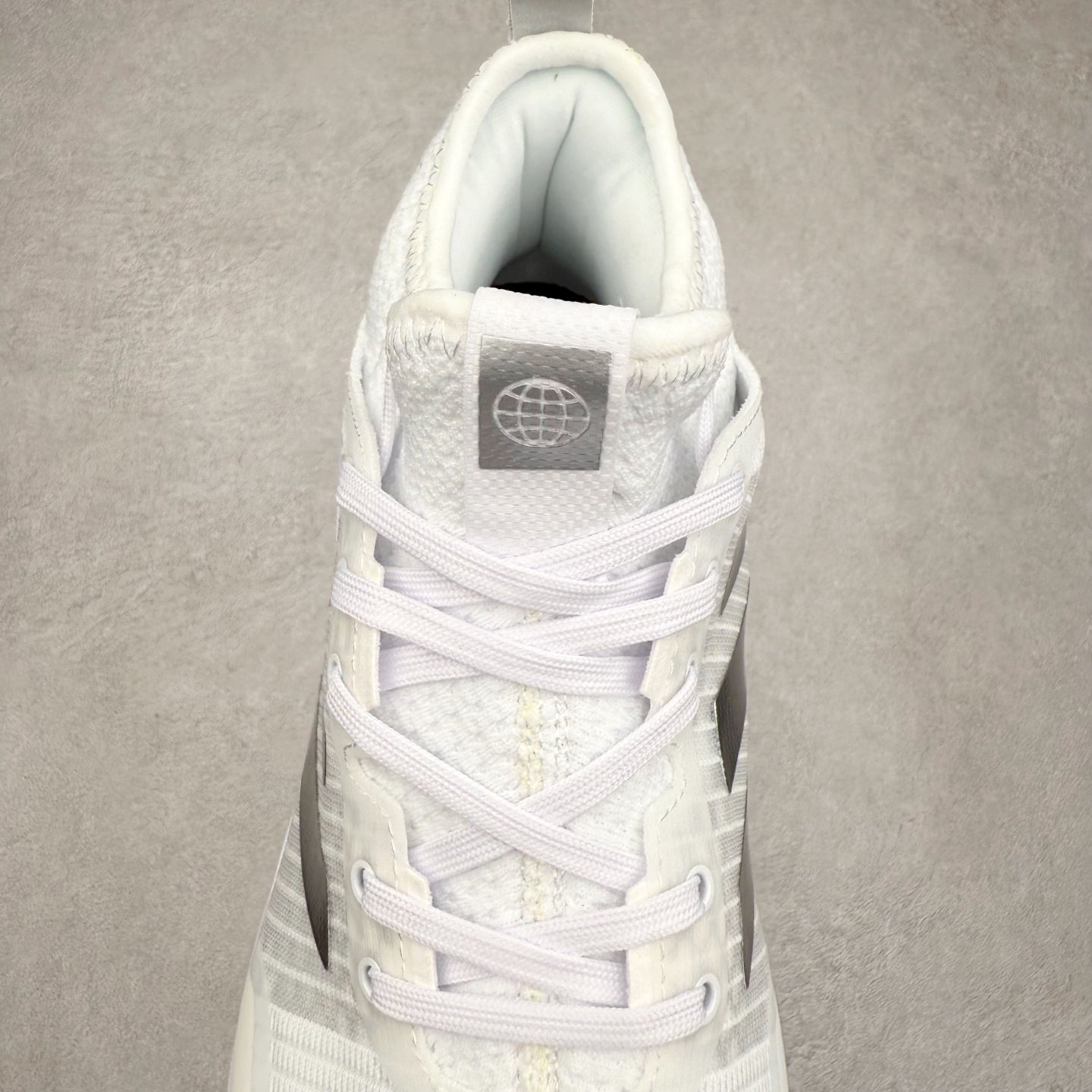 图片[5]-AD Crazyflight Mid 减震防滑中帮训练鞋 男女同款 GY9278 借助Crazyflight,您可以在球场上获得所需的支撑性贴合性，灵敏的缓冲性和透气舒适性。弹力网眼鞋面透气，可保持凉爽。TPU纱线中足护具可保持轻巧的感觉和透气性，同时提供横向稳定性。蕾丝封扣带来舒适款式。鞋跟中的绒面革衬里感觉舒适且光滑。BOOST技术可提供灵敏，缓冲的感觉，吸收震动并保持飞行。模压鞋垫可提供额外缓冲。耐用的橡胶外底可在所有方向提供牵引力和耐用性。实拍调校N版已经零色差零失真 百分百还原实物色彩所见即所得 不存在货不对板色差等低级问题 选购参考实物拍摄 不混卖不参货 只用心做好货严格选品 承诺混一赔十 尺码：36 36.5 37.5 38 38.5 39 40 40.5 41 42 42.5 43 44 44.5 45 46-选品中心