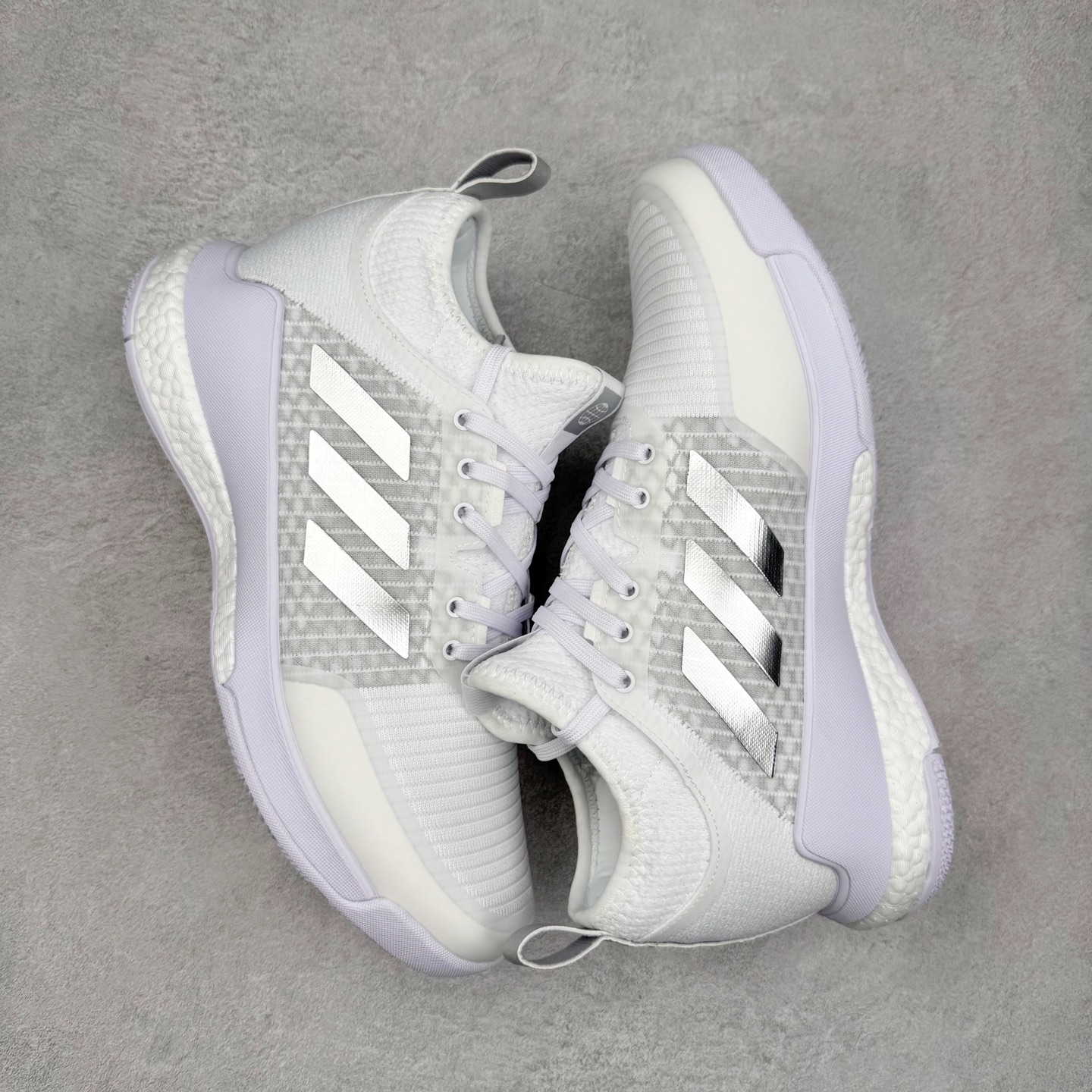 图片[3]-AD Crazyflight Mid 减震防滑中帮训练鞋 男女同款 GY9278 借助Crazyflight,您可以在球场上获得所需的支撑性贴合性，灵敏的缓冲性和透气舒适性。弹力网眼鞋面透气，可保持凉爽。TPU纱线中足护具可保持轻巧的感觉和透气性，同时提供横向稳定性。蕾丝封扣带来舒适款式。鞋跟中的绒面革衬里感觉舒适且光滑。BOOST技术可提供灵敏，缓冲的感觉，吸收震动并保持飞行。模压鞋垫可提供额外缓冲。耐用的橡胶外底可在所有方向提供牵引力和耐用性。实拍调校N版已经零色差零失真 百分百还原实物色彩所见即所得 不存在货不对板色差等低级问题 选购参考实物拍摄 不混卖不参货 只用心做好货严格选品 承诺混一赔十 尺码：36 36.5 37.5 38 38.5 39 40 40.5 41 42 42.5 43 44 44.5 45 46-选品中心