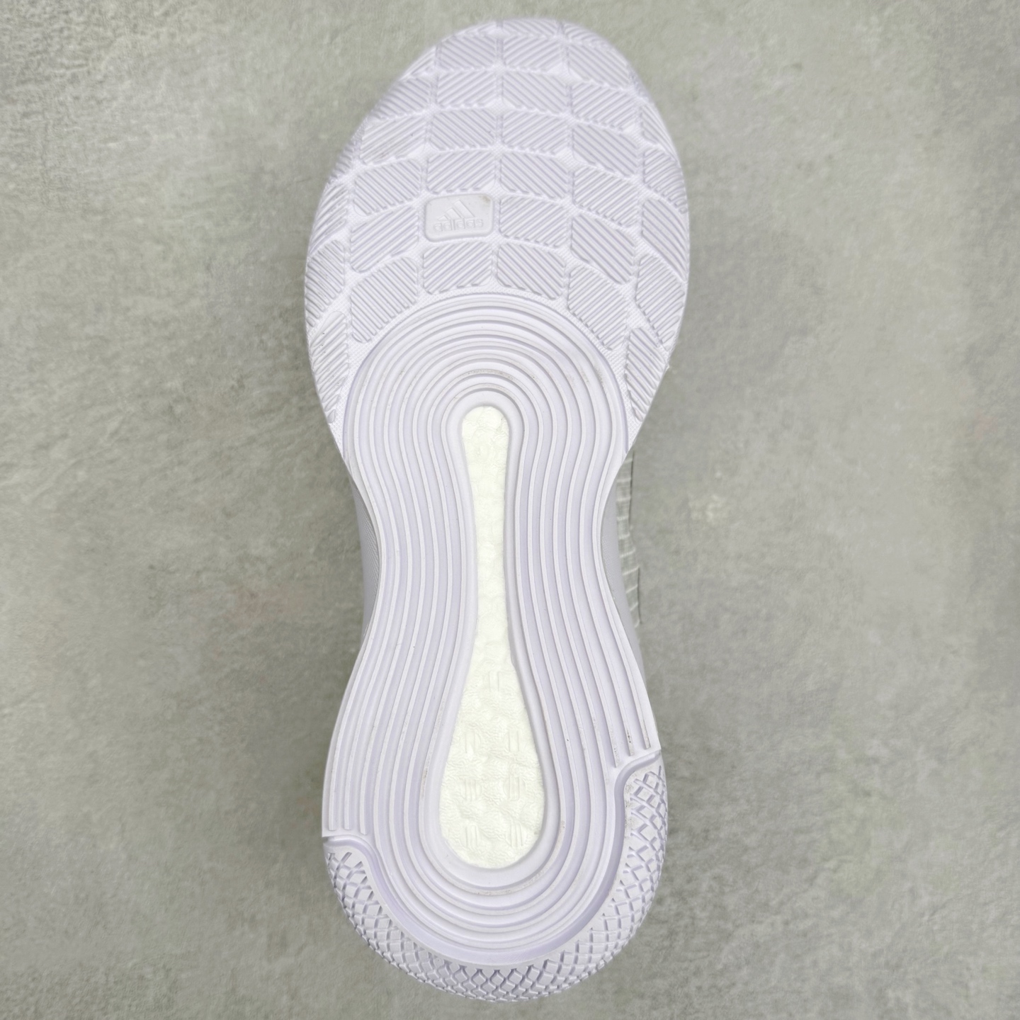 图片[9]-AD Crazyflight Mid 减震防滑中帮训练鞋 男女同款 GY9278 借助Crazyflight,您可以在球场上获得所需的支撑性贴合性，灵敏的缓冲性和透气舒适性。弹力网眼鞋面透气，可保持凉爽。TPU纱线中足护具可保持轻巧的感觉和透气性，同时提供横向稳定性。蕾丝封扣带来舒适款式。鞋跟中的绒面革衬里感觉舒适且光滑。BOOST技术可提供灵敏，缓冲的感觉，吸收震动并保持飞行。模压鞋垫可提供额外缓冲。耐用的橡胶外底可在所有方向提供牵引力和耐用性。实拍调校N版已经零色差零失真 百分百还原实物色彩所见即所得 不存在货不对板色差等低级问题 选购参考实物拍摄 不混卖不参货 只用心做好货严格选品 承诺混一赔十 尺码：36 36.5 37.5 38 38.5 39 40 40.5 41 42 42.5 43 44 44.5 45 46-选品中心