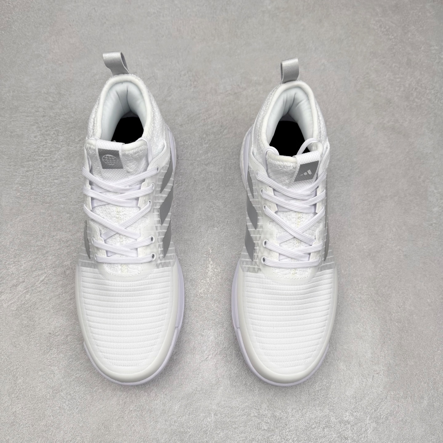 图片[2]-AD Crazyflight Mid 减震防滑中帮训练鞋 男女同款 GY9278 借助Crazyflight,您可以在球场上获得所需的支撑性贴合性，灵敏的缓冲性和透气舒适性。弹力网眼鞋面透气，可保持凉爽。TPU纱线中足护具可保持轻巧的感觉和透气性，同时提供横向稳定性。蕾丝封扣带来舒适款式。鞋跟中的绒面革衬里感觉舒适且光滑。BOOST技术可提供灵敏，缓冲的感觉，吸收震动并保持飞行。模压鞋垫可提供额外缓冲。耐用的橡胶外底可在所有方向提供牵引力和耐用性。实拍调校N版已经零色差零失真 百分百还原实物色彩所见即所得 不存在货不对板色差等低级问题 选购参考实物拍摄 不混卖不参货 只用心做好货严格选品 承诺混一赔十 尺码：36 36.5 37.5 38 38.5 39 40 40.5 41 42 42.5 43 44 44.5 45 46-选品中心