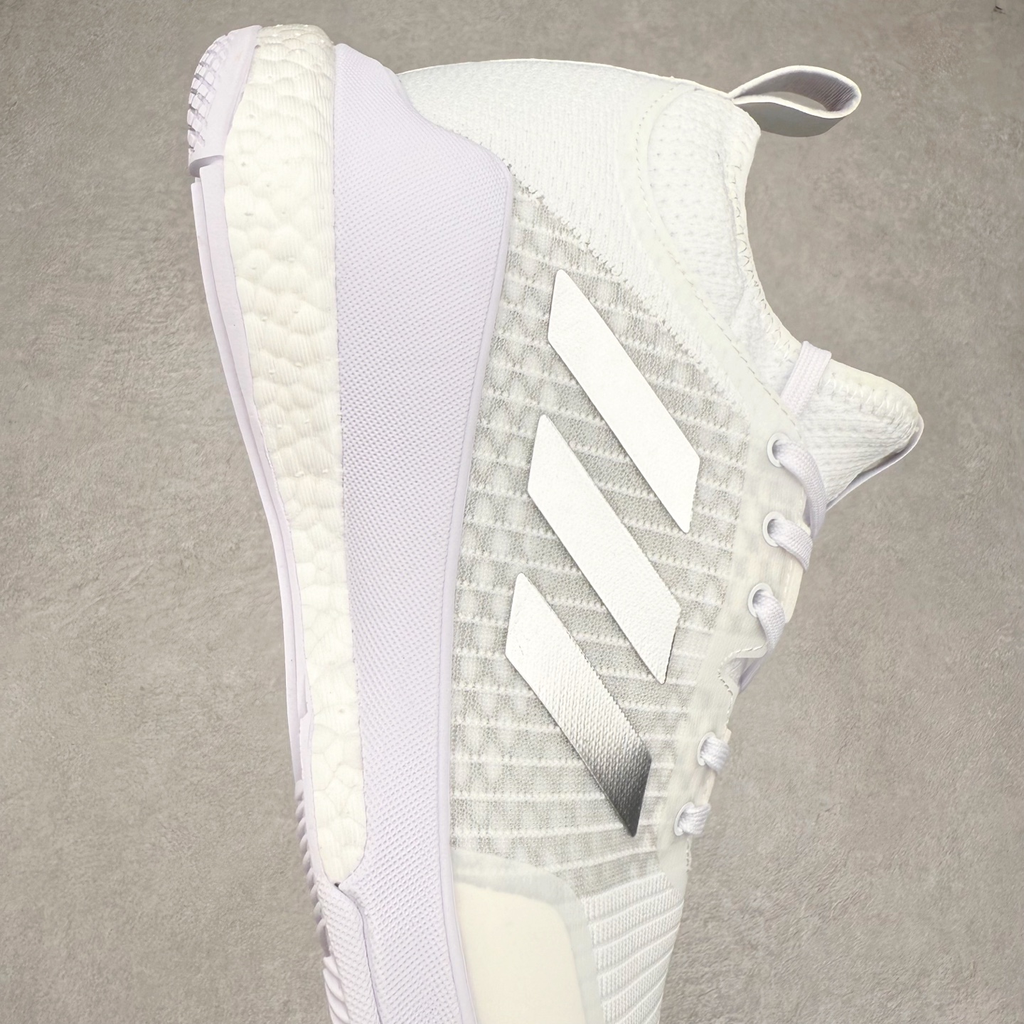 图片[6]-AD Crazyflight Mid 减震防滑中帮训练鞋 男女同款 GY9278 借助Crazyflight,您可以在球场上获得所需的支撑性贴合性，灵敏的缓冲性和透气舒适性。弹力网眼鞋面透气，可保持凉爽。TPU纱线中足护具可保持轻巧的感觉和透气性，同时提供横向稳定性。蕾丝封扣带来舒适款式。鞋跟中的绒面革衬里感觉舒适且光滑。BOOST技术可提供灵敏，缓冲的感觉，吸收震动并保持飞行。模压鞋垫可提供额外缓冲。耐用的橡胶外底可在所有方向提供牵引力和耐用性。实拍调校N版已经零色差零失真 百分百还原实物色彩所见即所得 不存在货不对板色差等低级问题 选购参考实物拍摄 不混卖不参货 只用心做好货严格选品 承诺混一赔十 尺码：36 36.5 37.5 38 38.5 39 40 40.5 41 42 42.5 43 44 44.5 45 46-选品中心