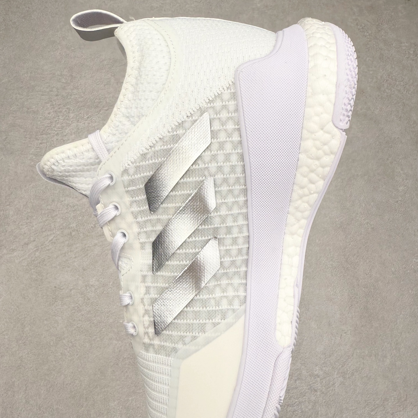 图片[7]-AD Crazyflight Mid 减震防滑中帮训练鞋 男女同款 GY9278 借助Crazyflight,您可以在球场上获得所需的支撑性贴合性，灵敏的缓冲性和透气舒适性。弹力网眼鞋面透气，可保持凉爽。TPU纱线中足护具可保持轻巧的感觉和透气性，同时提供横向稳定性。蕾丝封扣带来舒适款式。鞋跟中的绒面革衬里感觉舒适且光滑。BOOST技术可提供灵敏，缓冲的感觉，吸收震动并保持飞行。模压鞋垫可提供额外缓冲。耐用的橡胶外底可在所有方向提供牵引力和耐用性。实拍调校N版已经零色差零失真 百分百还原实物色彩所见即所得 不存在货不对板色差等低级问题 选购参考实物拍摄 不混卖不参货 只用心做好货严格选品 承诺混一赔十 尺码：36 36.5 37.5 38 38.5 39 40 40.5 41 42 42.5 43 44 44.5 45 46-选品中心