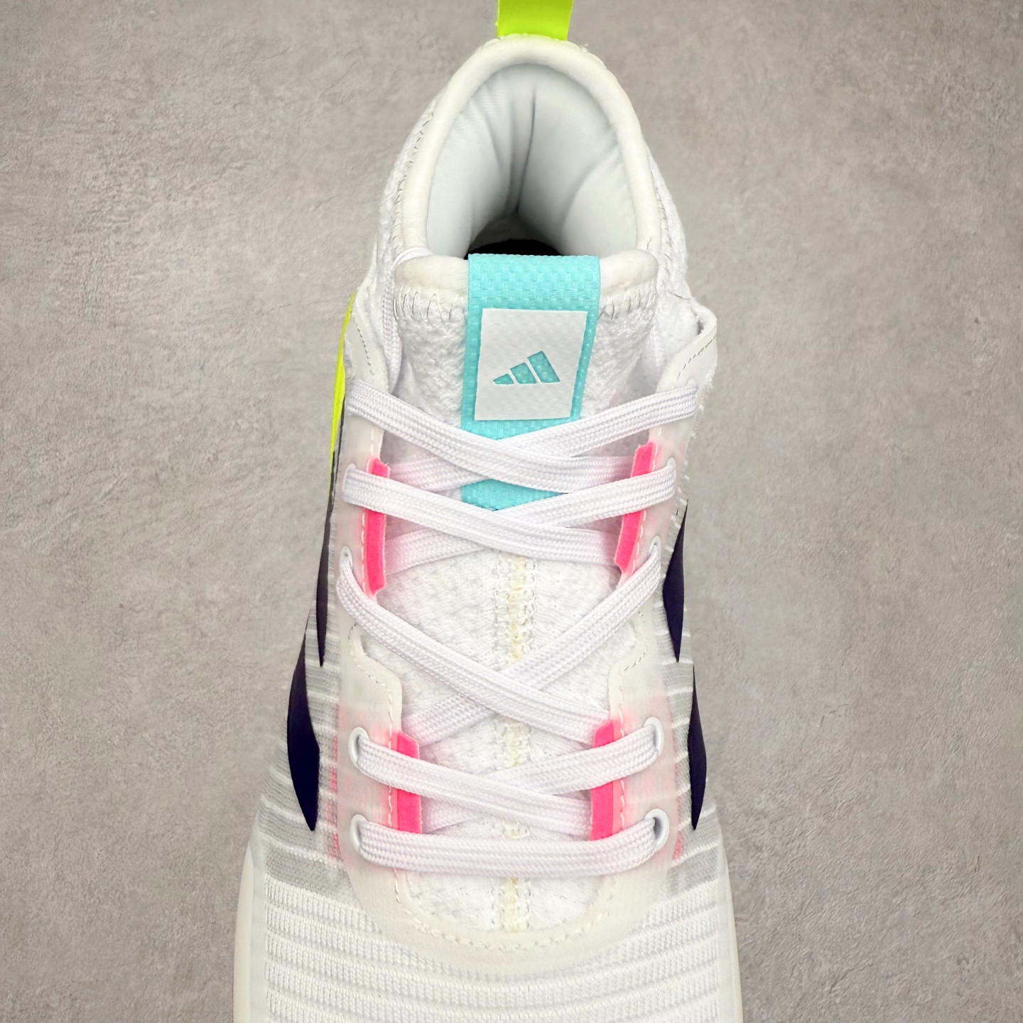 图片[5]-AD Crazyflight Mid 减震防滑中帮训练鞋 男女同款 HP3337 借助Crazyflight,您可以在球场上获得所需的支撑性贴合性，灵敏的缓冲性和透气舒适性。弹力网眼鞋面透气，可保持凉爽。TPU纱线中足护具可保持轻巧的感觉和透气性，同时提供横向稳定性。蕾丝封扣带来舒适款式。鞋跟中的绒面革衬里感觉舒适且光滑。BOOST技术可提供灵敏，缓冲的感觉，吸收震动并保持飞行。模压鞋垫可提供额外缓冲。耐用的橡胶外底可在所有方向提供牵引力和耐用性。实拍调校N版已经零色差零失真 百分百还原实物色彩所见即所得 不存在货不对板色差等低级问题 选购参考实物拍摄 不混卖不参货 只用心做好货严格选品 承诺混一赔十 尺码：36 36.5 37.5 38 38.5 39 40 40.5 41 42 42.5 43 44 44.5 45 46-选品中心