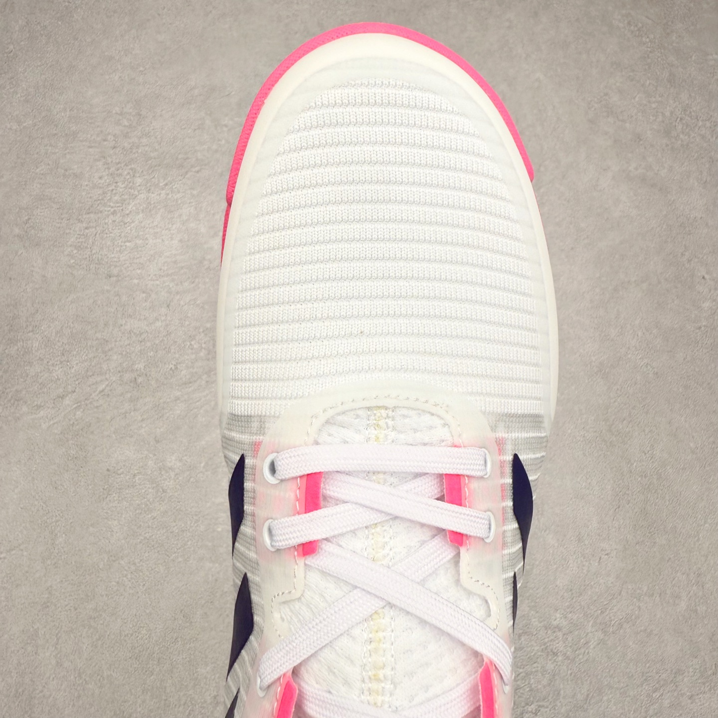 图片[4]-AD Crazyflight Mid 减震防滑中帮训练鞋 男女同款 HP3337 借助Crazyflight,您可以在球场上获得所需的支撑性贴合性，灵敏的缓冲性和透气舒适性。弹力网眼鞋面透气，可保持凉爽。TPU纱线中足护具可保持轻巧的感觉和透气性，同时提供横向稳定性。蕾丝封扣带来舒适款式。鞋跟中的绒面革衬里感觉舒适且光滑。BOOST技术可提供灵敏，缓冲的感觉，吸收震动并保持飞行。模压鞋垫可提供额外缓冲。耐用的橡胶外底可在所有方向提供牵引力和耐用性。实拍调校N版已经零色差零失真 百分百还原实物色彩所见即所得 不存在货不对板色差等低级问题 选购参考实物拍摄 不混卖不参货 只用心做好货严格选品 承诺混一赔十 尺码：36 36.5 37.5 38 38.5 39 40 40.5 41 42 42.5 43 44 44.5 45 46-选品中心