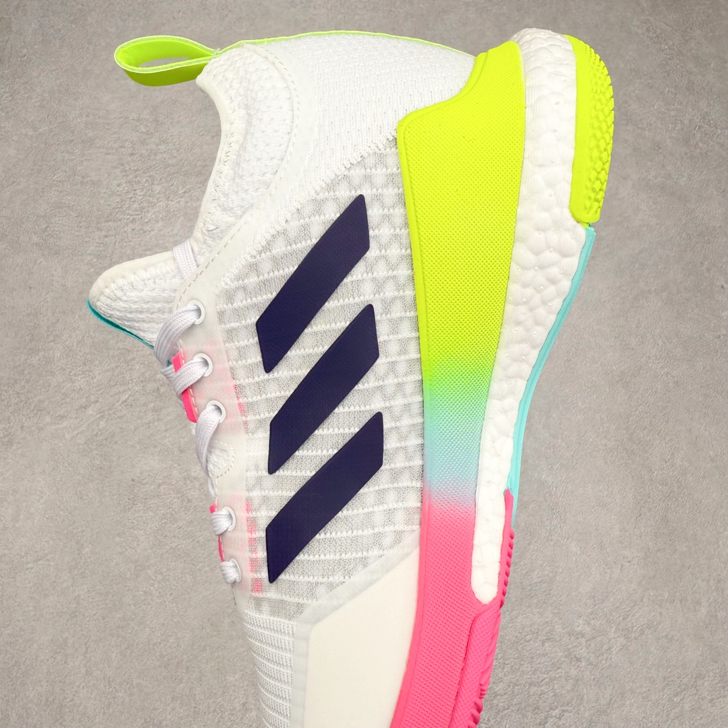 图片[7]-AD Crazyflight Mid 减震防滑中帮训练鞋 男女同款 HP3337 借助Crazyflight,您可以在球场上获得所需的支撑性贴合性，灵敏的缓冲性和透气舒适性。弹力网眼鞋面透气，可保持凉爽。TPU纱线中足护具可保持轻巧的感觉和透气性，同时提供横向稳定性。蕾丝封扣带来舒适款式。鞋跟中的绒面革衬里感觉舒适且光滑。BOOST技术可提供灵敏，缓冲的感觉，吸收震动并保持飞行。模压鞋垫可提供额外缓冲。耐用的橡胶外底可在所有方向提供牵引力和耐用性。实拍调校N版已经零色差零失真 百分百还原实物色彩所见即所得 不存在货不对板色差等低级问题 选购参考实物拍摄 不混卖不参货 只用心做好货严格选品 承诺混一赔十 尺码：36 36.5 37.5 38 38.5 39 40 40.5 41 42 42.5 43 44 44.5 45 46-选品中心