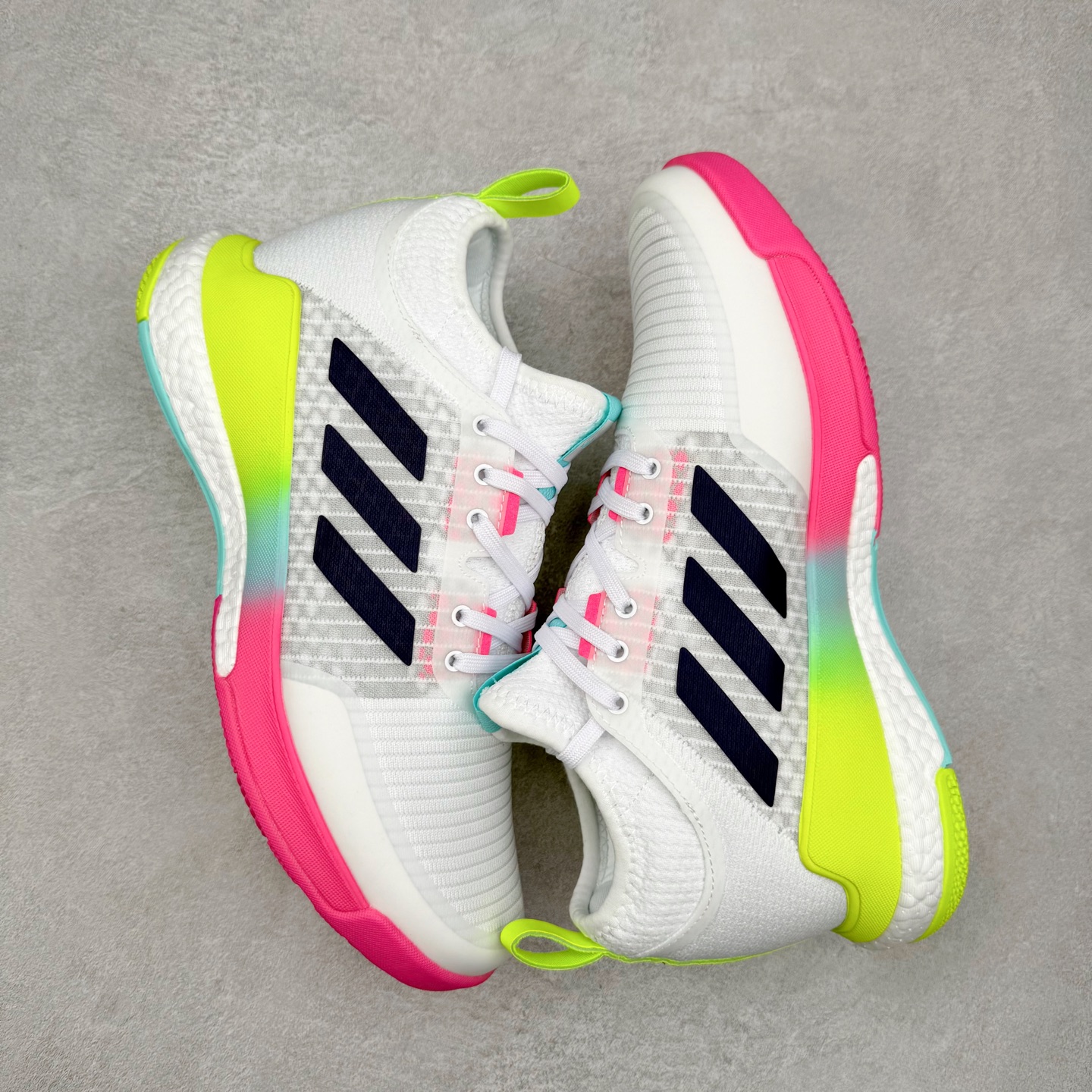 图片[3]-AD Crazyflight Mid 减震防滑中帮训练鞋 男女同款 HP3337 借助Crazyflight,您可以在球场上获得所需的支撑性贴合性，灵敏的缓冲性和透气舒适性。弹力网眼鞋面透气，可保持凉爽。TPU纱线中足护具可保持轻巧的感觉和透气性，同时提供横向稳定性。蕾丝封扣带来舒适款式。鞋跟中的绒面革衬里感觉舒适且光滑。BOOST技术可提供灵敏，缓冲的感觉，吸收震动并保持飞行。模压鞋垫可提供额外缓冲。耐用的橡胶外底可在所有方向提供牵引力和耐用性。实拍调校N版已经零色差零失真 百分百还原实物色彩所见即所得 不存在货不对板色差等低级问题 选购参考实物拍摄 不混卖不参货 只用心做好货严格选品 承诺混一赔十 尺码：36 36.5 37.5 38 38.5 39 40 40.5 41 42 42.5 43 44 44.5 45 46-选品中心