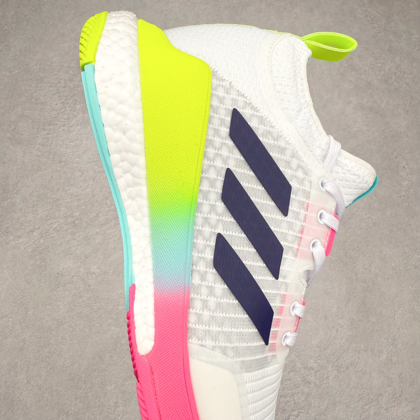 图片[6]-AD Crazyflight Mid 减震防滑中帮训练鞋 男女同款 HP3337 借助Crazyflight,您可以在球场上获得所需的支撑性贴合性，灵敏的缓冲性和透气舒适性。弹力网眼鞋面透气，可保持凉爽。TPU纱线中足护具可保持轻巧的感觉和透气性，同时提供横向稳定性。蕾丝封扣带来舒适款式。鞋跟中的绒面革衬里感觉舒适且光滑。BOOST技术可提供灵敏，缓冲的感觉，吸收震动并保持飞行。模压鞋垫可提供额外缓冲。耐用的橡胶外底可在所有方向提供牵引力和耐用性。实拍调校N版已经零色差零失真 百分百还原实物色彩所见即所得 不存在货不对板色差等低级问题 选购参考实物拍摄 不混卖不参货 只用心做好货严格选品 承诺混一赔十 尺码：36 36.5 37.5 38 38.5 39 40 40.5 41 42 42.5 43 44 44.5 45 46-选品中心