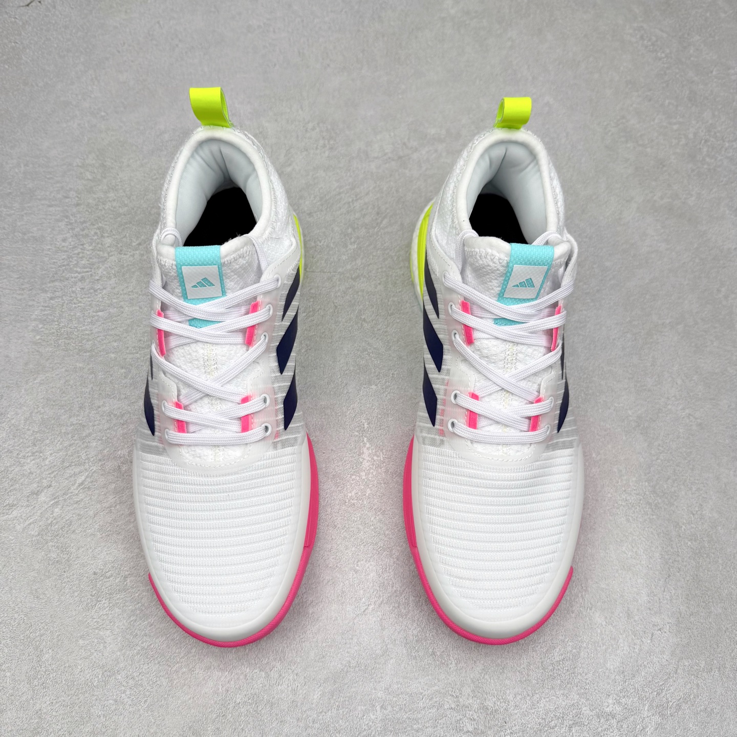 图片[2]-AD Crazyflight Mid 减震防滑中帮训练鞋 男女同款 HP3337 借助Crazyflight,您可以在球场上获得所需的支撑性贴合性，灵敏的缓冲性和透气舒适性。弹力网眼鞋面透气，可保持凉爽。TPU纱线中足护具可保持轻巧的感觉和透气性，同时提供横向稳定性。蕾丝封扣带来舒适款式。鞋跟中的绒面革衬里感觉舒适且光滑。BOOST技术可提供灵敏，缓冲的感觉，吸收震动并保持飞行。模压鞋垫可提供额外缓冲。耐用的橡胶外底可在所有方向提供牵引力和耐用性。实拍调校N版已经零色差零失真 百分百还原实物色彩所见即所得 不存在货不对板色差等低级问题 选购参考实物拍摄 不混卖不参货 只用心做好货严格选品 承诺混一赔十 尺码：36 36.5 37.5 38 38.5 39 40 40.5 41 42 42.5 43 44 44.5 45 46-选品中心