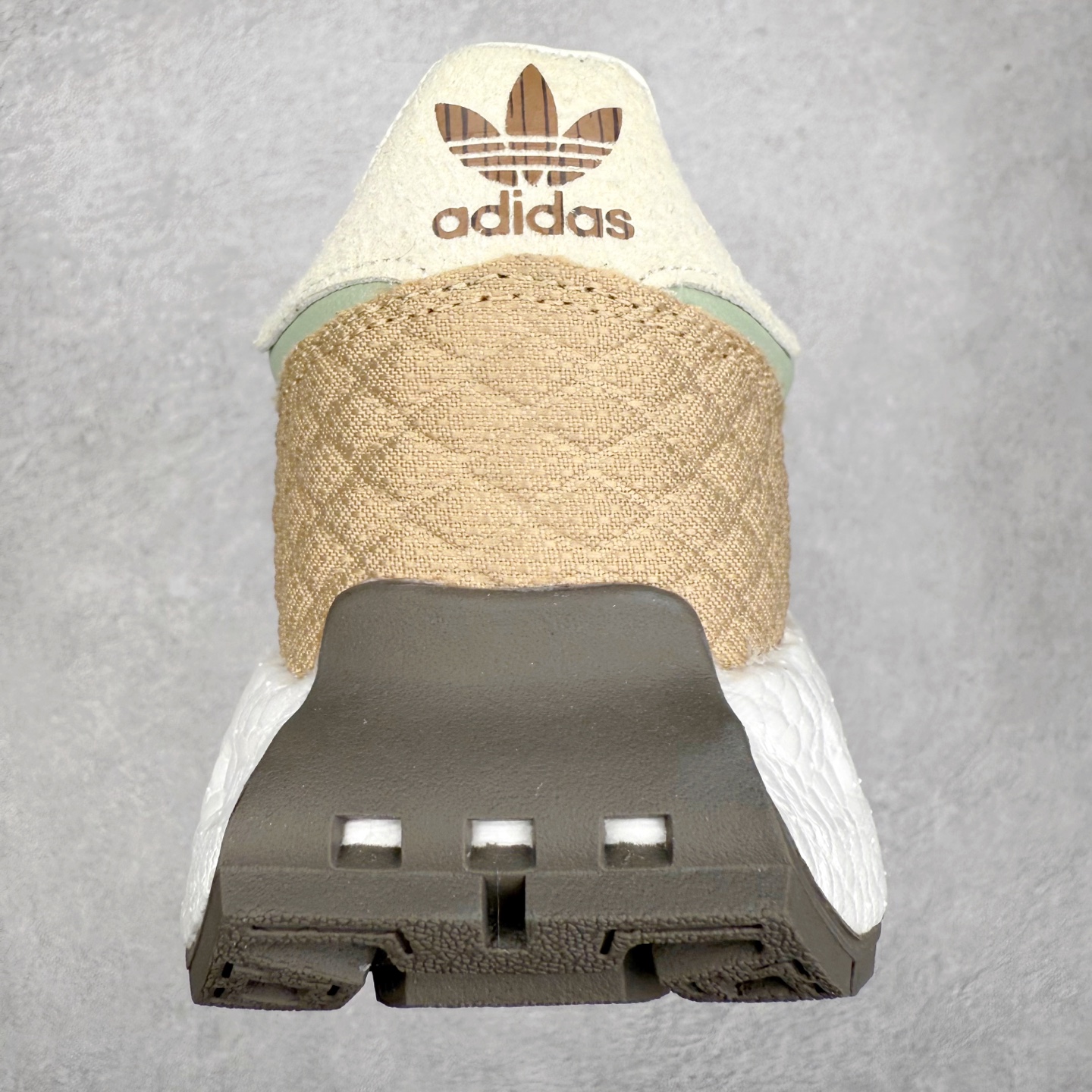 图片[8]-AD Originals Retropy Boost E5系列复古赛车原型一代系列爆米花缓震休闲运动慢跑鞋 复古风格鞋款作为如今的流行趋势之一深受欢迎，正是因此，将品牌历史经典设计与现代材料和技术相融合成为了Originals的创作思路，重新带来那些经典作品并赋予新诠释，使其跨越历史，成为时代标签。通过重新组合品牌历史经典与当代创新技术 Originals推出Retropy E5新鞋款 在延续复古韵味的同时，设计上做出更适应于现代化审美的调整。鞋面采用尼龙材质和绒面革结合打造，搭配BOOST材质中底提供舒适的日常穿着体验。尺码：36 36⅔ 37⅓ 38 38⅔ 39⅓ 40 40⅔ 41⅓ 42 42⅔ 43⅓ 44 45-选品中心